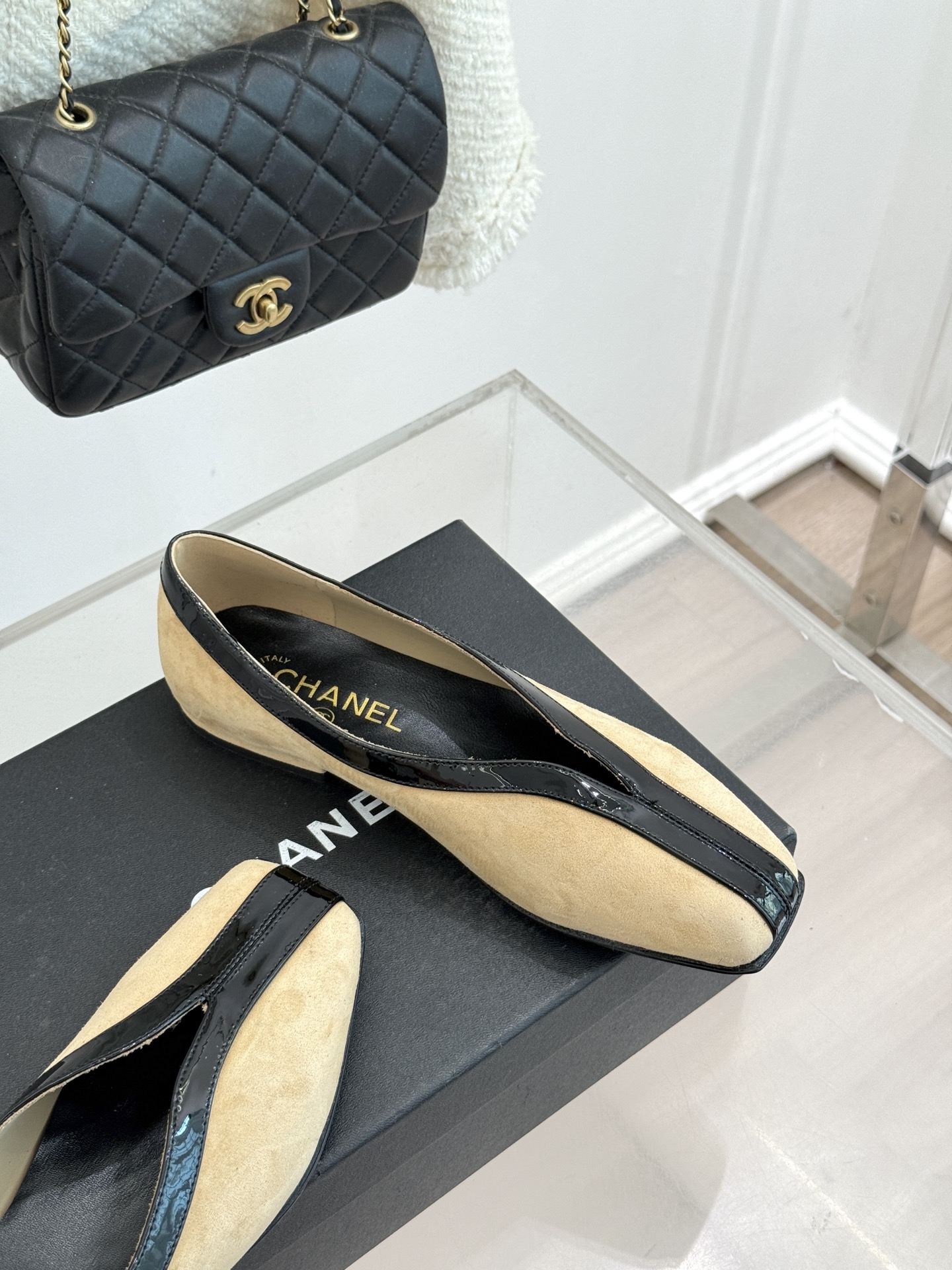 CHANE*｜小香26P小双C鳄鱼纹拼色V口方头平底单鞋以极简轮廓藏奢美细节。鳄鱼纹牛皮自带复古肌理漆皮