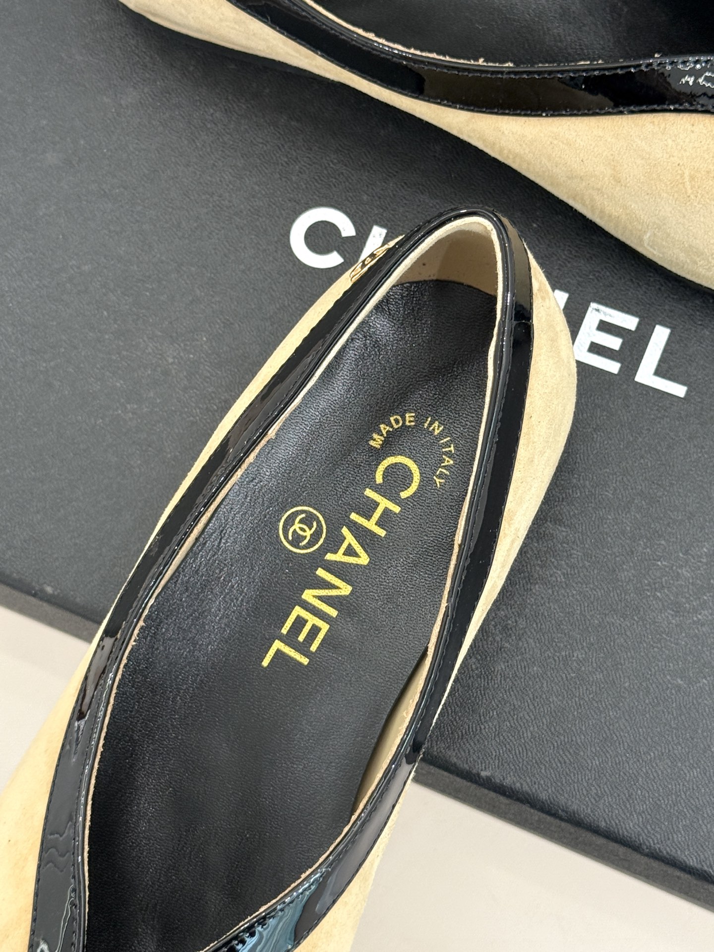 CHANE*｜小香26P小双C鳄鱼纹拼色V口方头平底单鞋以极简轮廓藏奢美细节。鳄鱼纹牛皮自带复古肌理漆皮