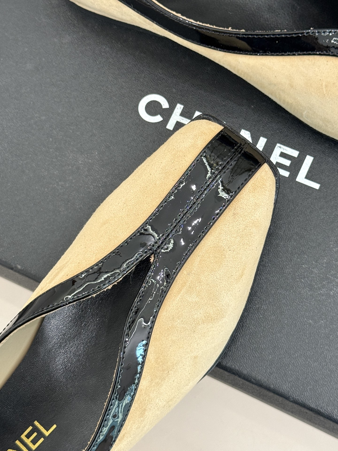 CHANE*｜小香26P小双C鳄鱼纹拼色V口方头平底单鞋以极简轮廓藏奢美细节。鳄鱼纹牛皮自带复古肌理漆皮