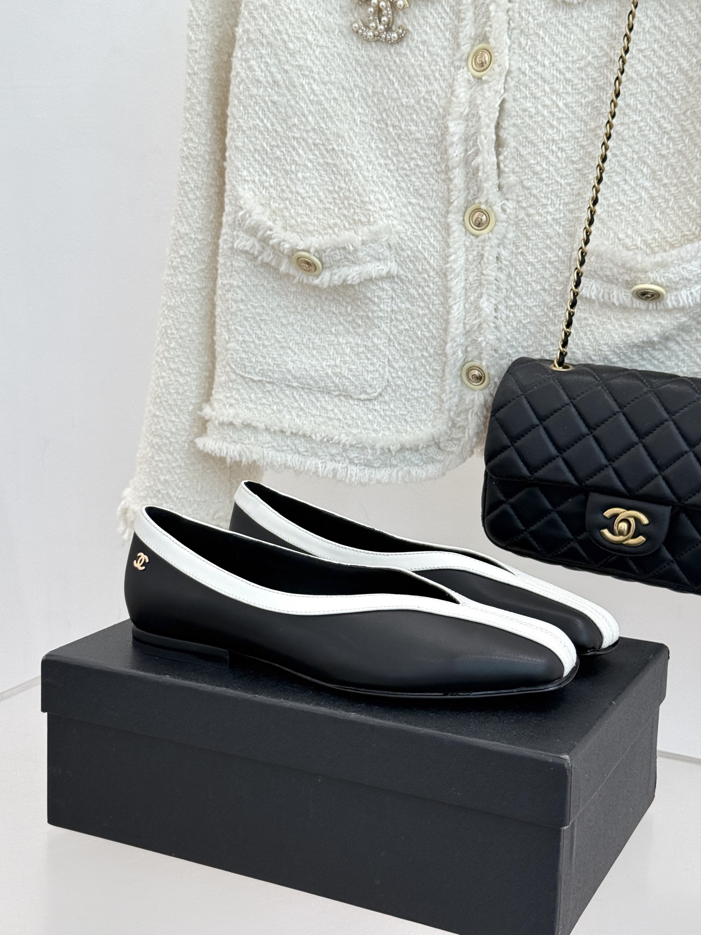 NO:783792,CHANE*｜Xiaoxiang 26P small double C crocodile pattern color block V-mouth square toe flat shoes hide luxurious details with a minimalist silhouette. The crocodile pattern cowhide has its own retro texture. Patent leather color matching outlines the V-shaped line. The square toe shoe shape modifies the foot shape and shows a neat temperament. The micro double C metal logo on the heel is unobtrusive but highly recognizable. It is Chanel-style low-key and refined. The flat bottom version is comfortable and versatile, suitable for daily commuting and weekend travel.  The soft leather material brings a cloud-like foot feel and is not tired after long-term wear. The classic color matching never goes out of style and is suitable for all items in the wardrobe. It can be easily controlled in the workplace, dating, and leisure scenes. Wear elegance into every step of daily life. The fabric is made of original customized leather. The inner toes are all sheepskin. Italian imported leather outsole size 35-39 (customized 40/41) 41, single shoes, chanel, chanel, cowhide, sheepskin, Leather soles19860909CHANE*｜小香26P小双C鳄鱼纹 拼色V口方头平底单鞋 以极简轮廓藏奢美细节. 鳄鱼纹牛皮自带复古肌理 漆皮拼色勾勒V型线条 方头鞋型修饰脚型 显利落气质. 后跟微型双C金属标识 不张扬却辨识度拉满 是香奈儿式的低调精致. 平底版型舒适百搭 日常通勤、周末出行皆适配 软皮材质带来云朵般脚感 久穿不累. 经典配色永不过时 适配衣橱所有单品 轻松驾驭职场、约会、休闲多场景 把优雅穿进日常每一步 . 面料采用原版定制皮料 内里踮脚均为羊皮 意大利进口真皮大底 size35-39（40/41定制）41,单鞋,chanel,chanel,cowhide,sheepskin,Leather soles,Women's Shoes