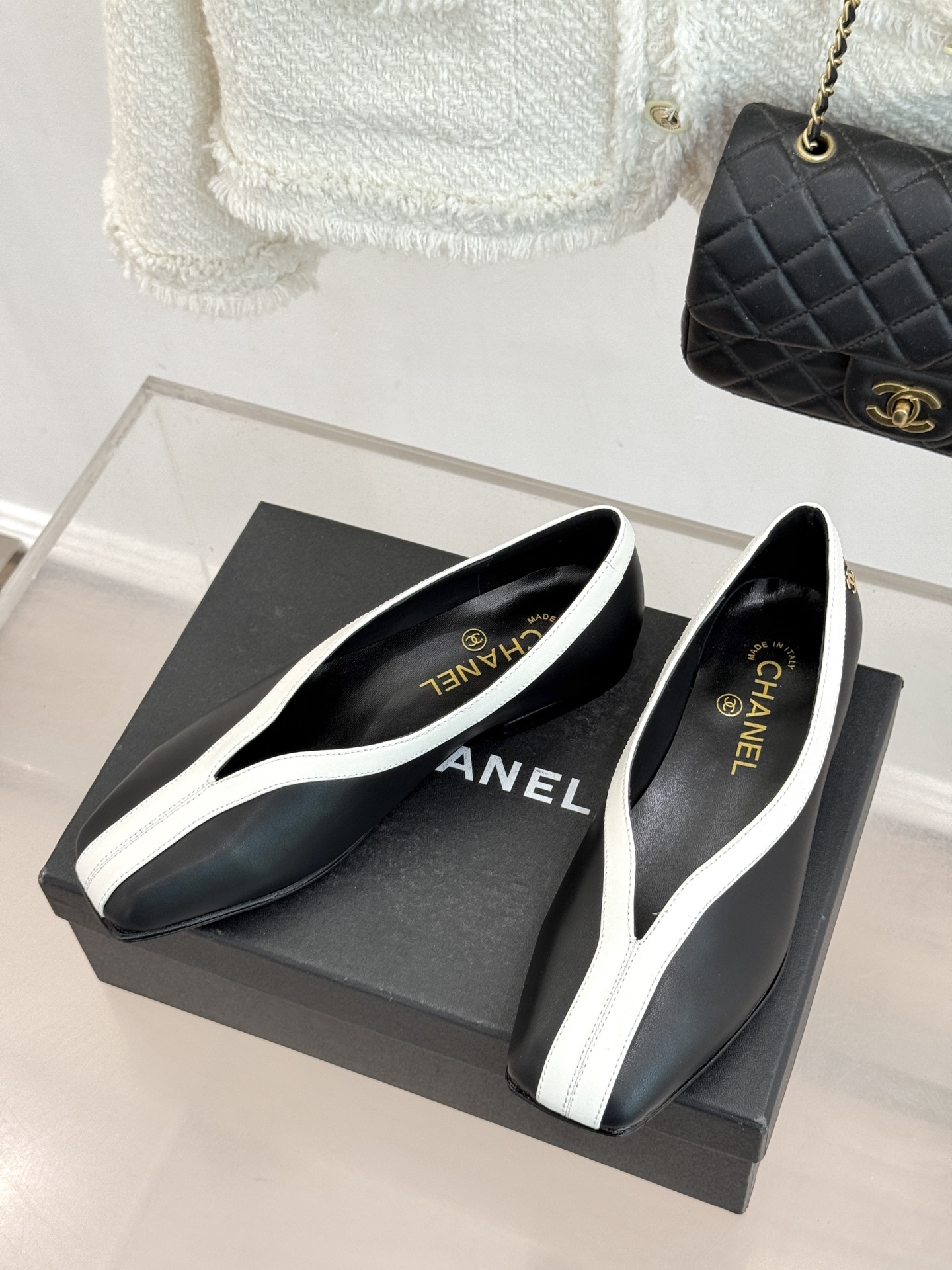 CHANE*｜小香26P小双C鳄鱼纹拼色V口方头平底单鞋以极简轮廓藏奢美细节。鳄鱼纹牛皮自带复古肌理漆皮