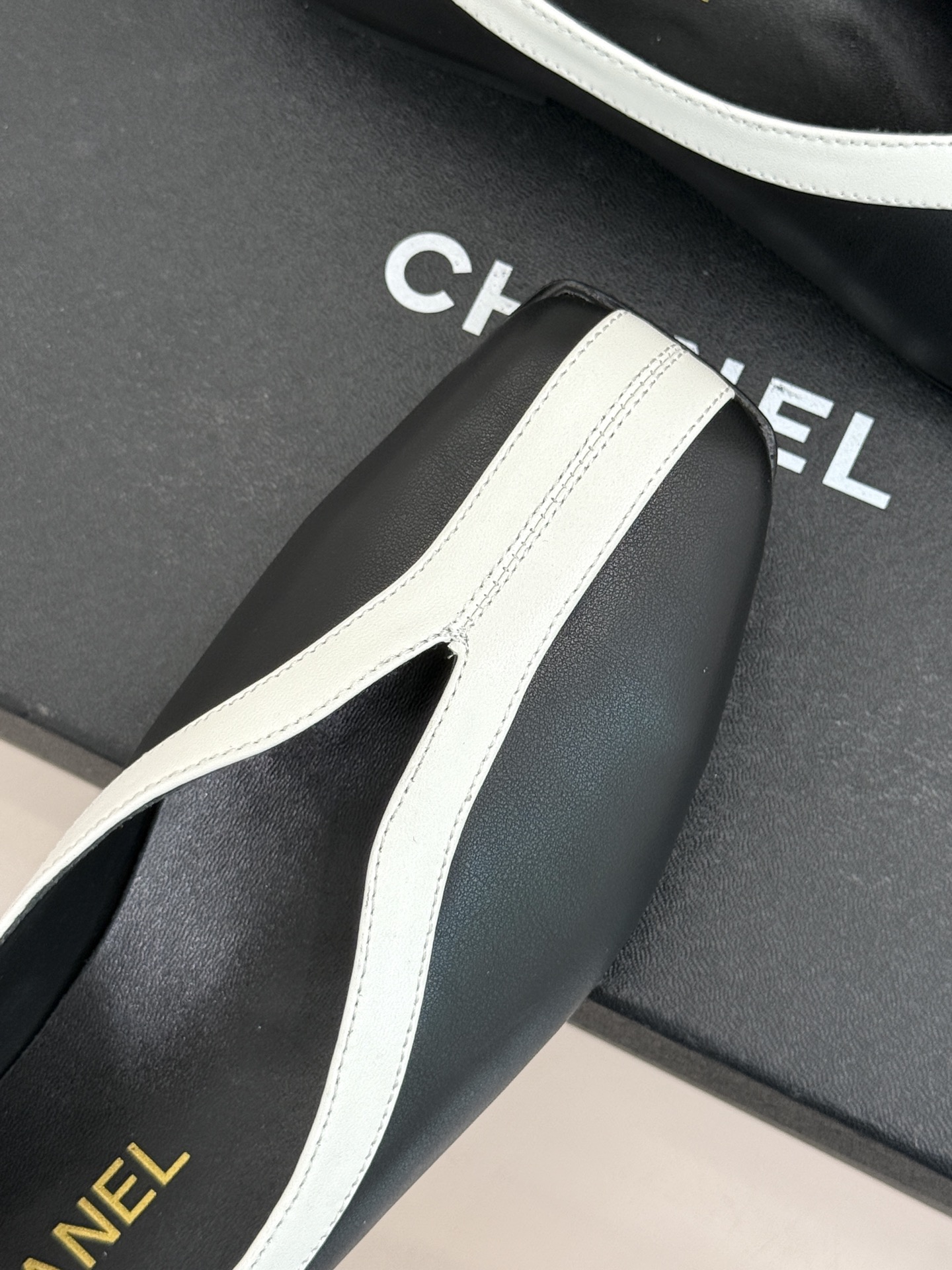 CHANE*｜小香26P小双C鳄鱼纹拼色V口方头平底单鞋以极简轮廓藏奢美细节。鳄鱼纹牛皮自带复古肌理漆皮