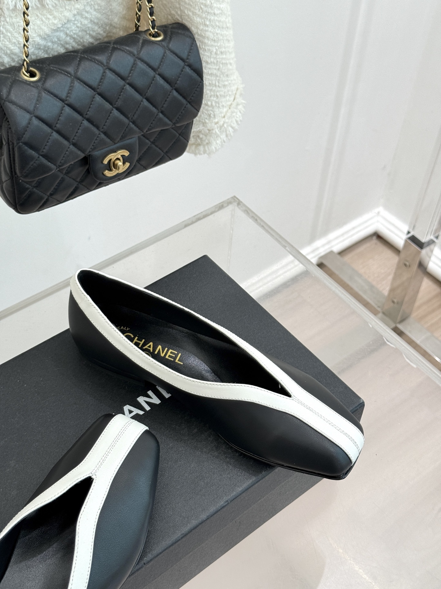 CHANE*｜小香26P小双C鳄鱼纹拼色V口方头平底单鞋以极简轮廓藏奢美细节。鳄鱼纹牛皮自带复古肌理漆皮