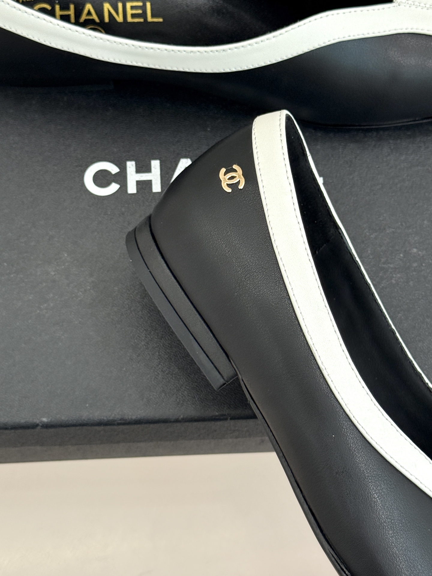 CHANE*｜小香26P小双C鳄鱼纹拼色V口方头平底单鞋以极简轮廓藏奢美细节。鳄鱼纹牛皮自带复古肌理漆皮