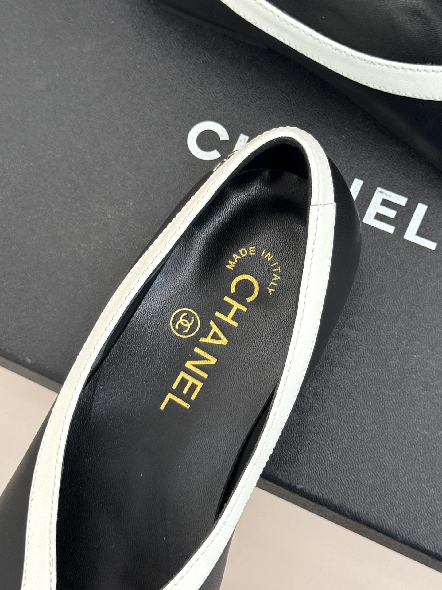 CHANE*｜小香26P小双C鳄鱼纹拼色V口方头平底单鞋以极简轮廓藏奢美细节。鳄鱼纹牛皮自带复古肌理漆皮