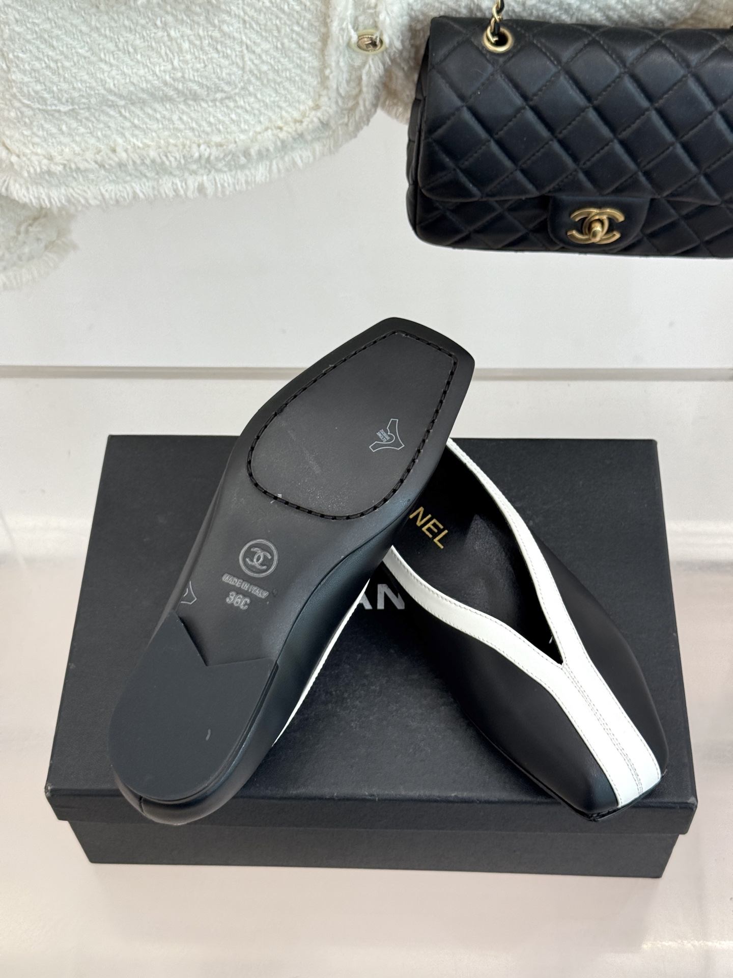 CHANE*｜小香26P小双C鳄鱼纹拼色V口方头平底单鞋以极简轮廓藏奢美细节。鳄鱼纹牛皮自带复古肌理漆皮