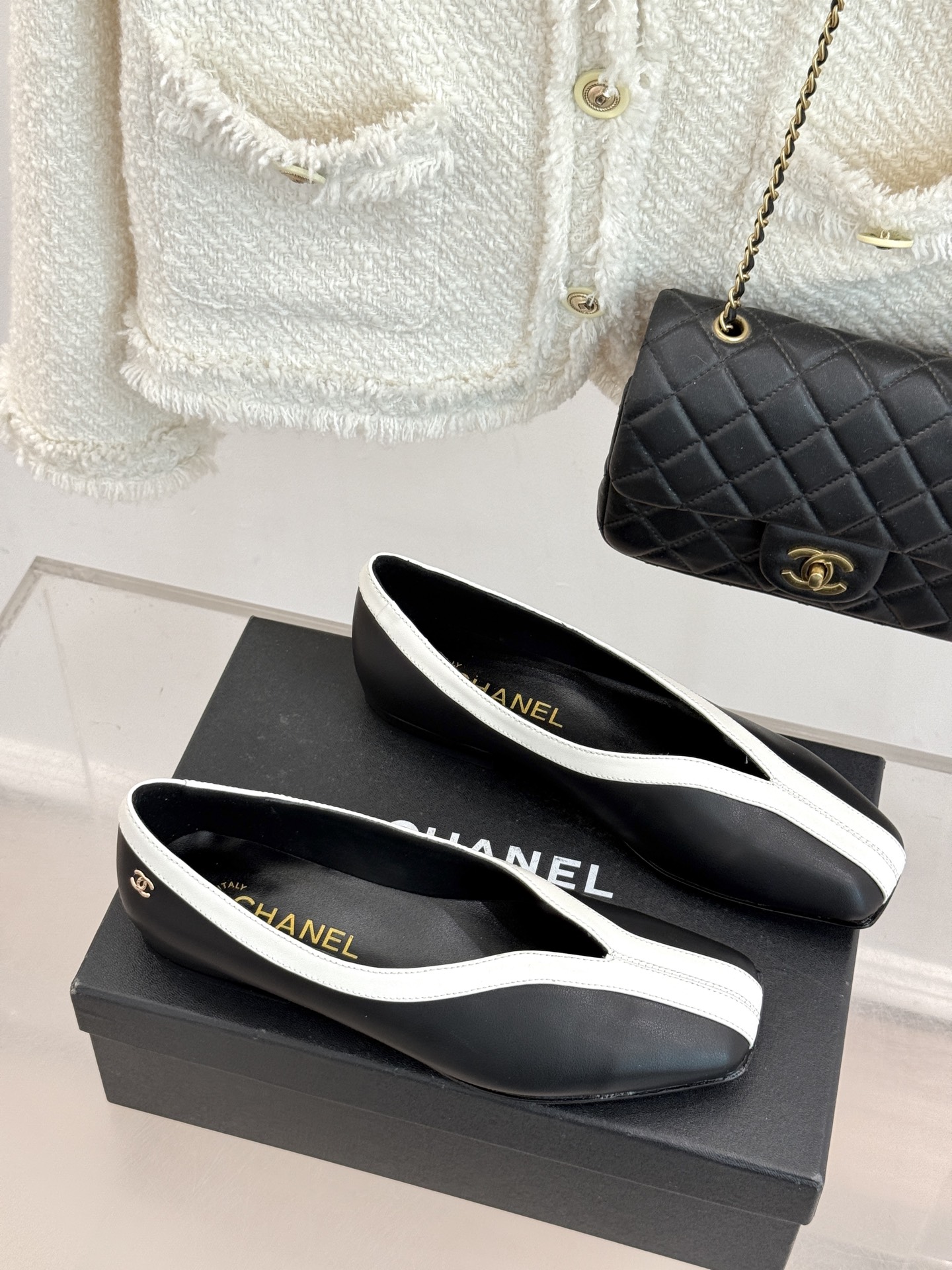 CHANE*｜小香26P小双C鳄鱼纹拼色V口方头平底单鞋以极简轮廓藏奢美细节。鳄鱼纹牛皮自带复古肌理漆皮