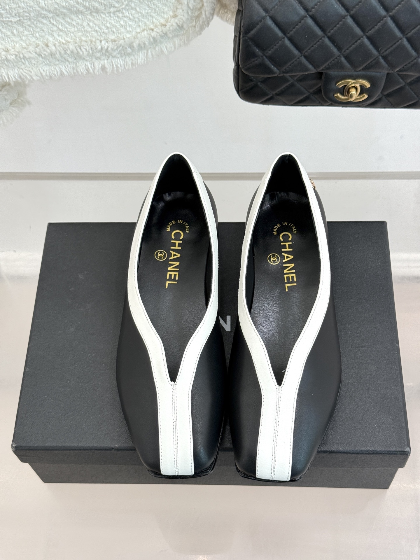 CHANE*｜小香26P小双C鳄鱼纹拼色V口方头平底单鞋以极简轮廓藏奢美细节。鳄鱼纹牛皮自带复古肌理漆皮