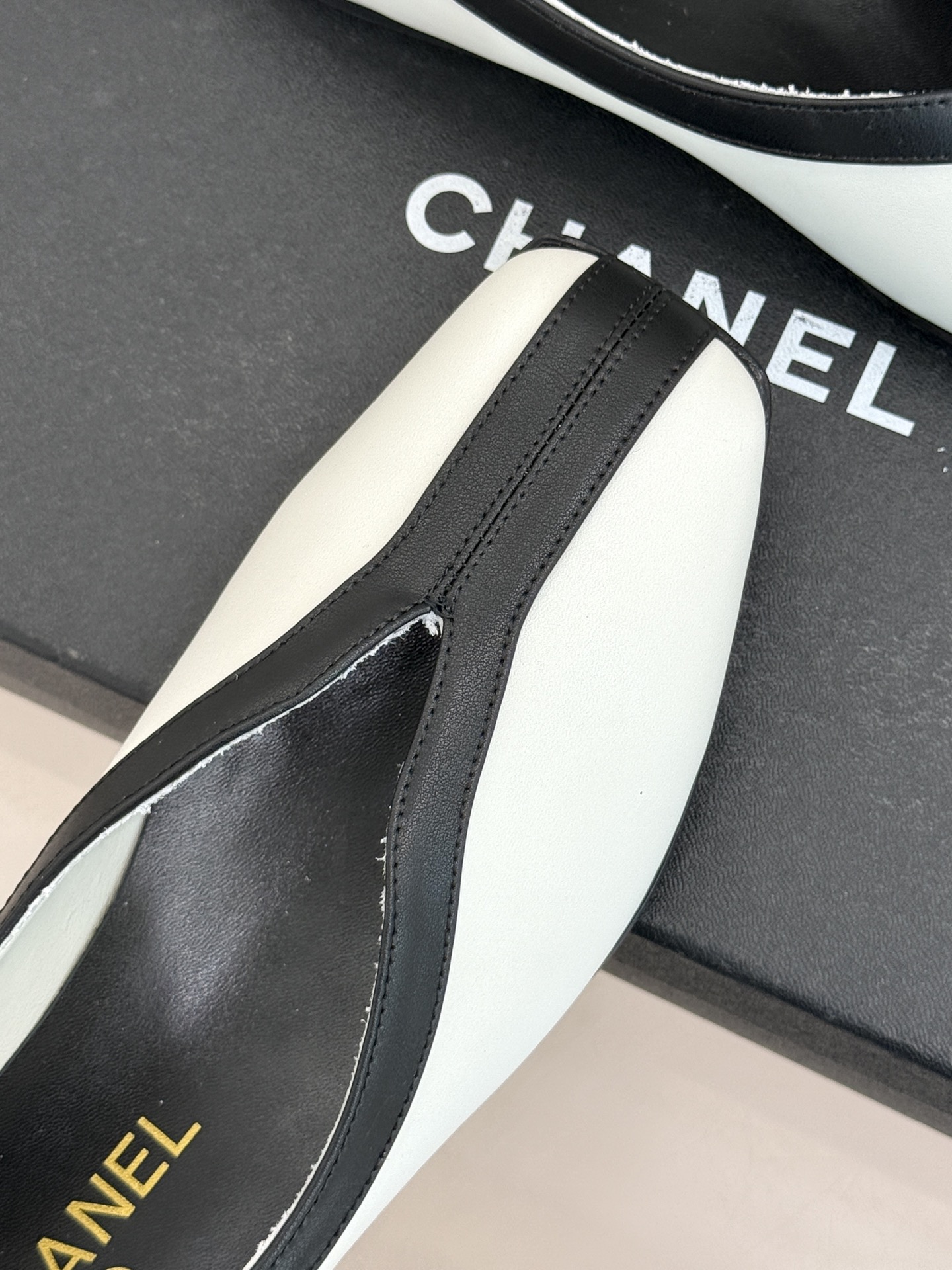 CHANE*｜小香26P小双C鳄鱼纹拼色V口方头平底单鞋以极简轮廓藏奢美细节。鳄鱼纹牛皮自带复古肌理漆皮