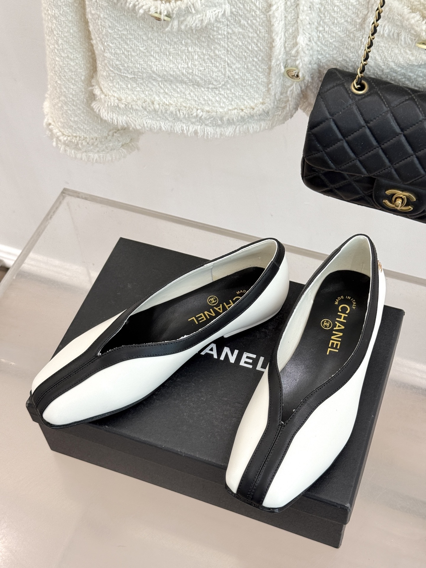 CHANE*｜小香26P小双C鳄鱼纹拼色V口方头平底单鞋以极简轮廓藏奢美细节。鳄鱼纹牛皮自带复古肌理漆皮