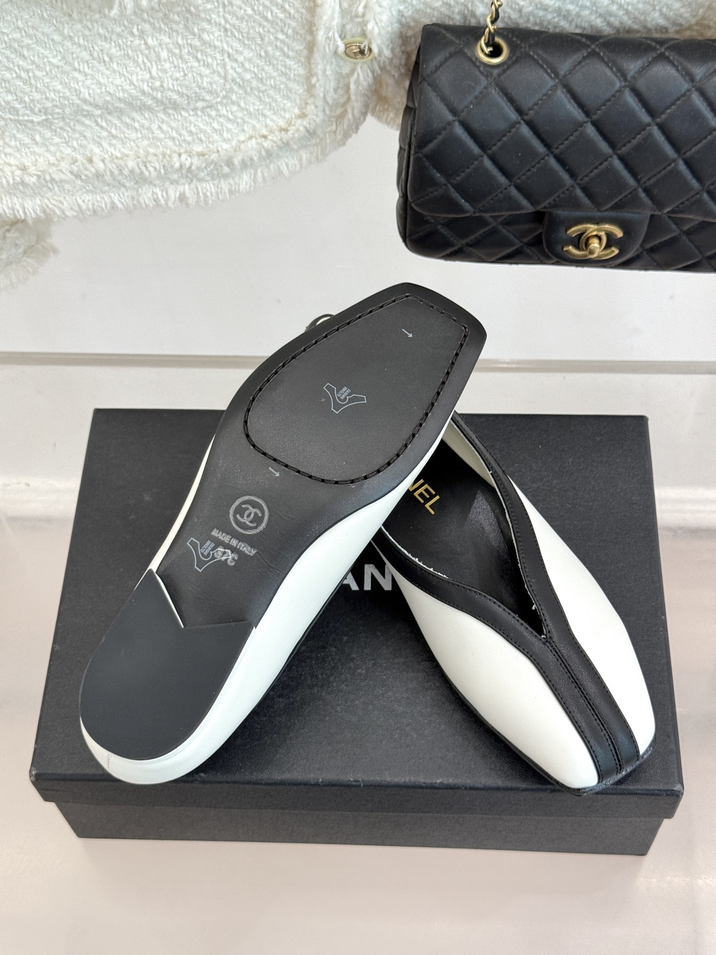 CHANE*｜小香26P小双C鳄鱼纹拼色V口方头平底单鞋以极简轮廓藏奢美细节。鳄鱼纹牛皮自带复古肌理漆皮