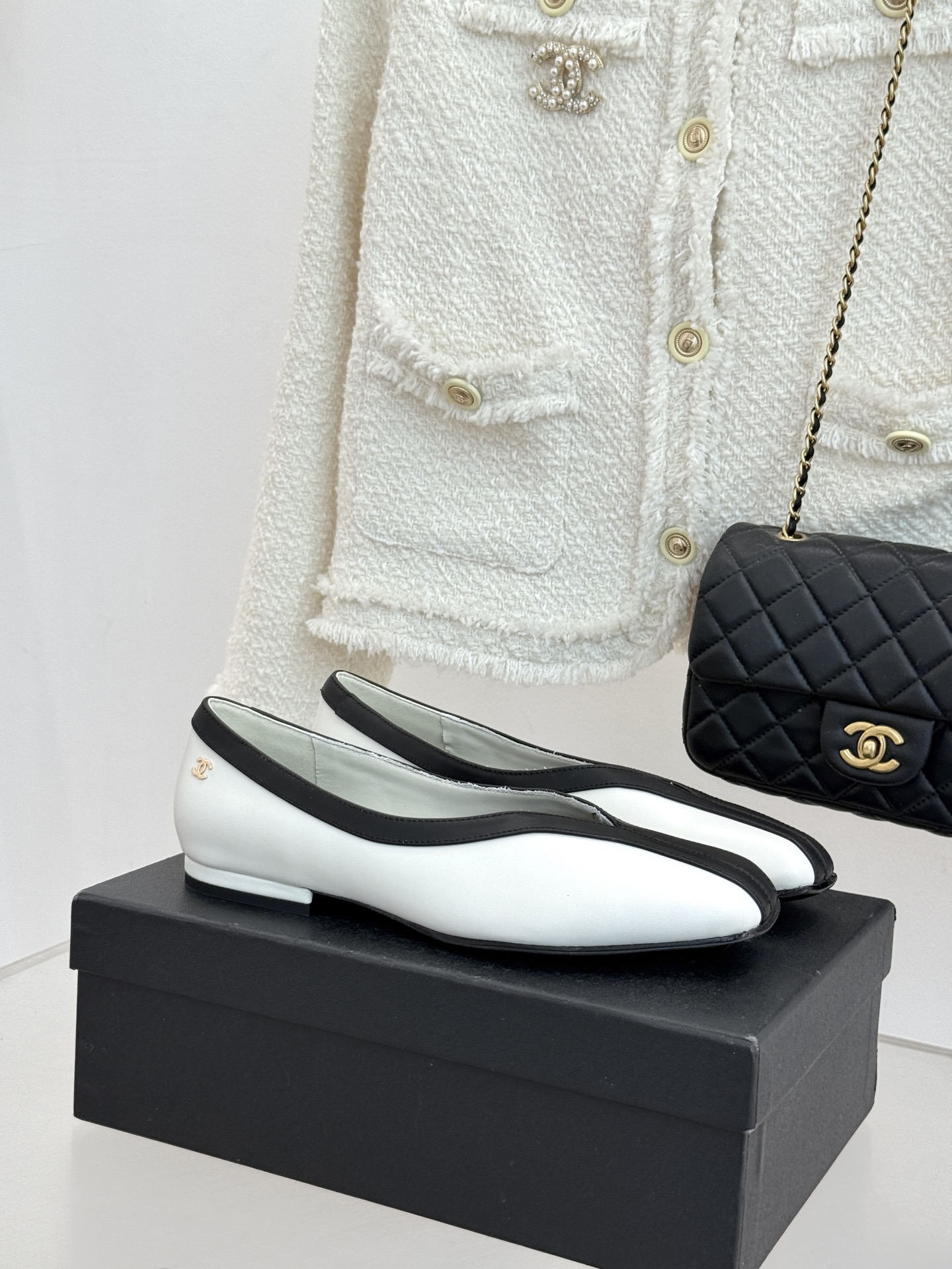 CHANE*｜小香26P小双C鳄鱼纹拼色V口方头平底单鞋以极简轮廓藏奢美细节。鳄鱼纹牛皮自带复古肌理漆皮