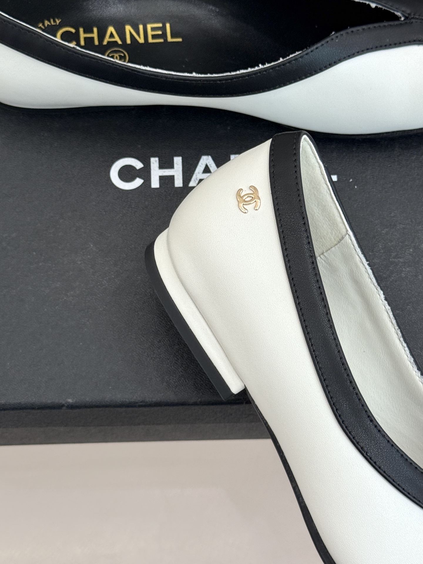 CHANE*｜小香26P小双C鳄鱼纹拼色V口方头平底单鞋以极简轮廓藏奢美细节。鳄鱼纹牛皮自带复古肌理漆皮