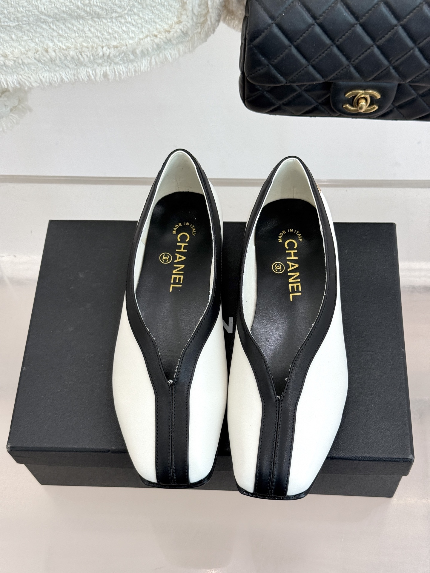 CHANE*｜小香26P小双C鳄鱼纹拼色V口方头平底单鞋以极简轮廓藏奢美细节。鳄鱼纹牛皮自带复古肌理漆皮