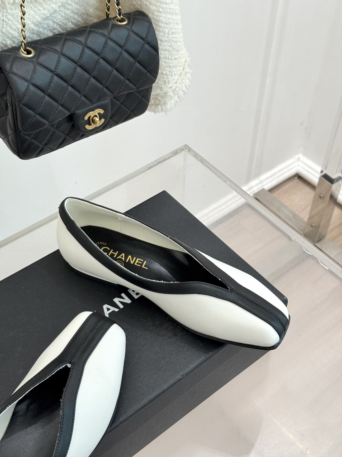 CHANE*｜小香26P小双C鳄鱼纹拼色V口方头平底单鞋以极简轮廓藏奢美细节。鳄鱼纹牛皮自带复古肌理漆皮