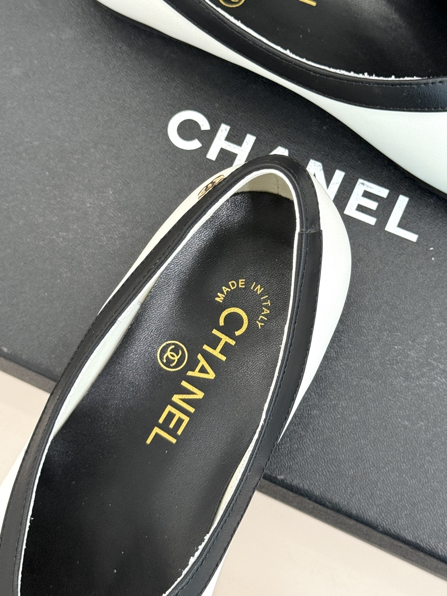 CHANE*｜小香26P小双C鳄鱼纹拼色V口方头平底单鞋以极简轮廓藏奢美细节。鳄鱼纹牛皮自带复古肌理漆皮