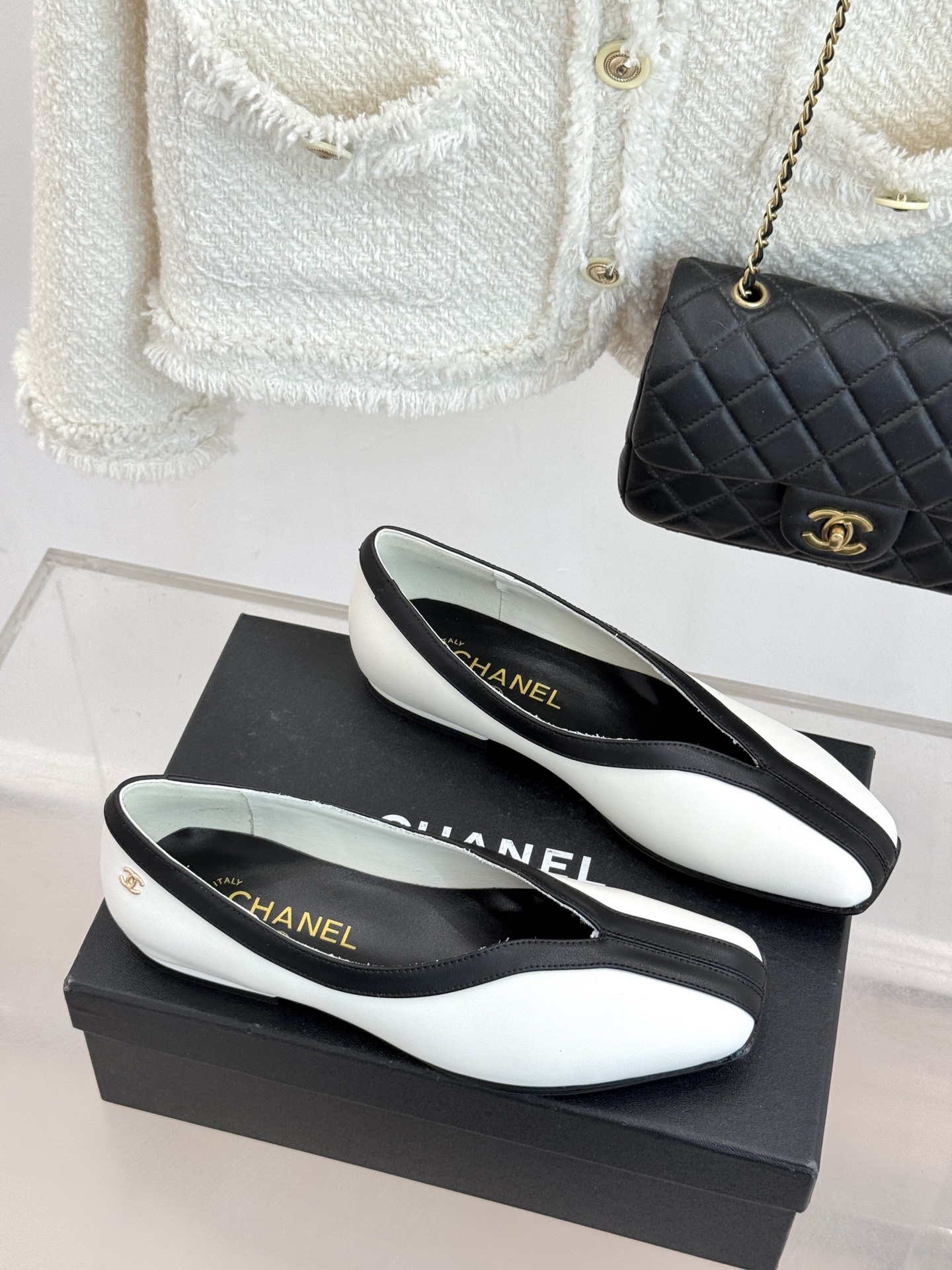 CHANE*｜小香26P小双C鳄鱼纹拼色V口方头平底单鞋以极简轮廓藏奢美细节。鳄鱼纹牛皮自带复古肌理漆皮