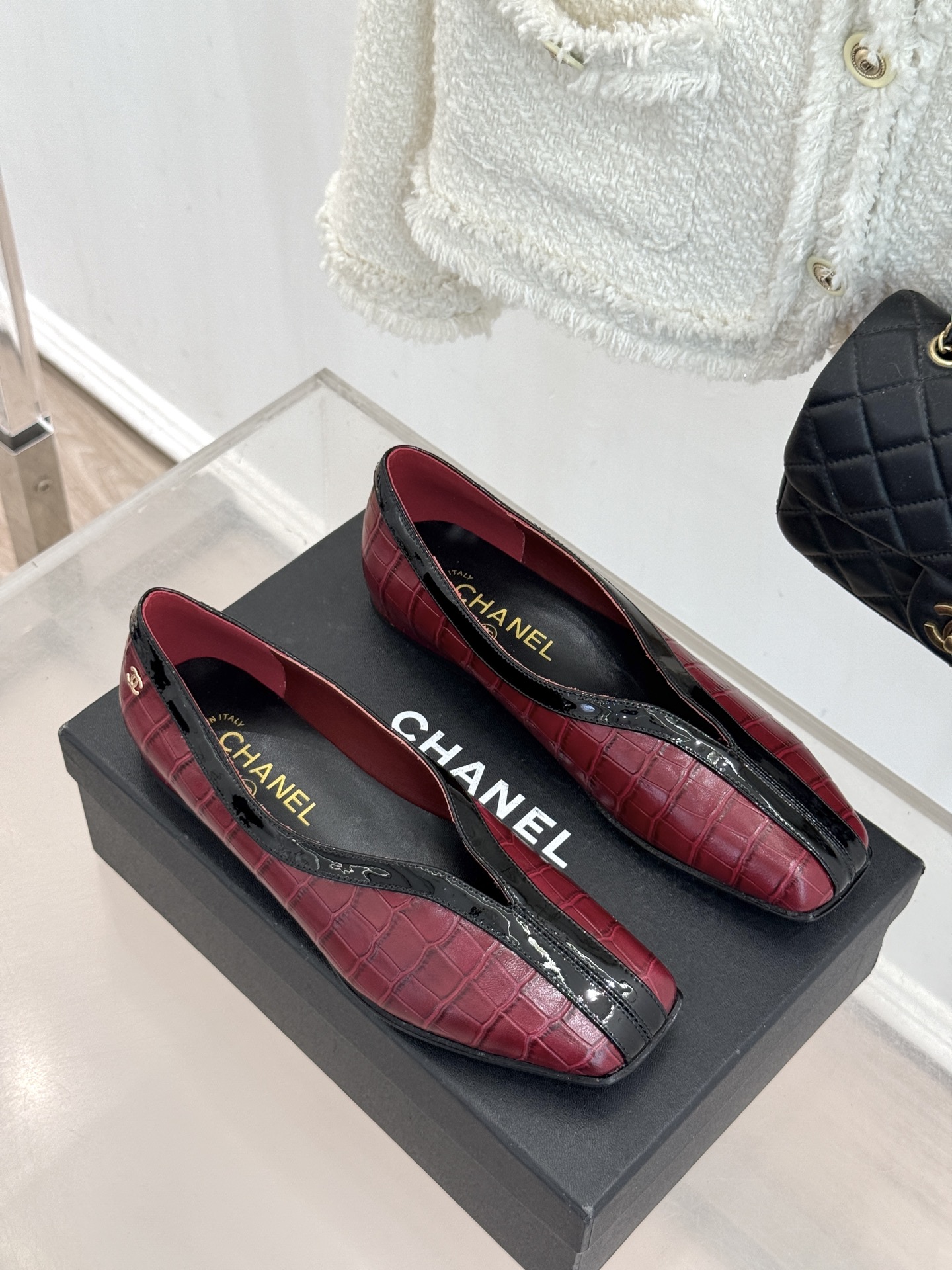 CHANE*｜小香26P小双C鳄鱼纹拼色V口方头平底单鞋以极简轮廓藏奢美细节。鳄鱼纹牛皮自带复古肌理漆皮