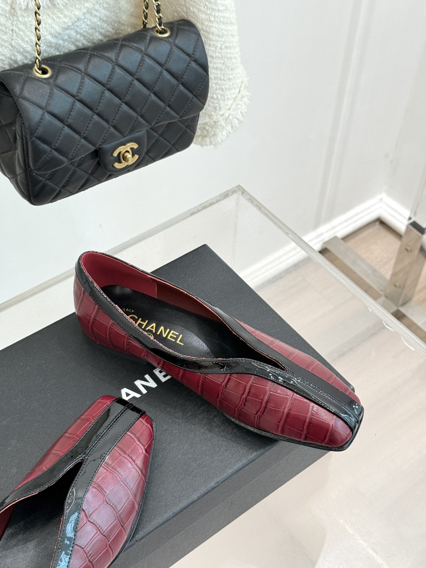 CHANE*｜小香26P小双C鳄鱼纹拼色V口方头平底单鞋以极简轮廓藏奢美细节。鳄鱼纹牛皮自带复古肌理漆皮