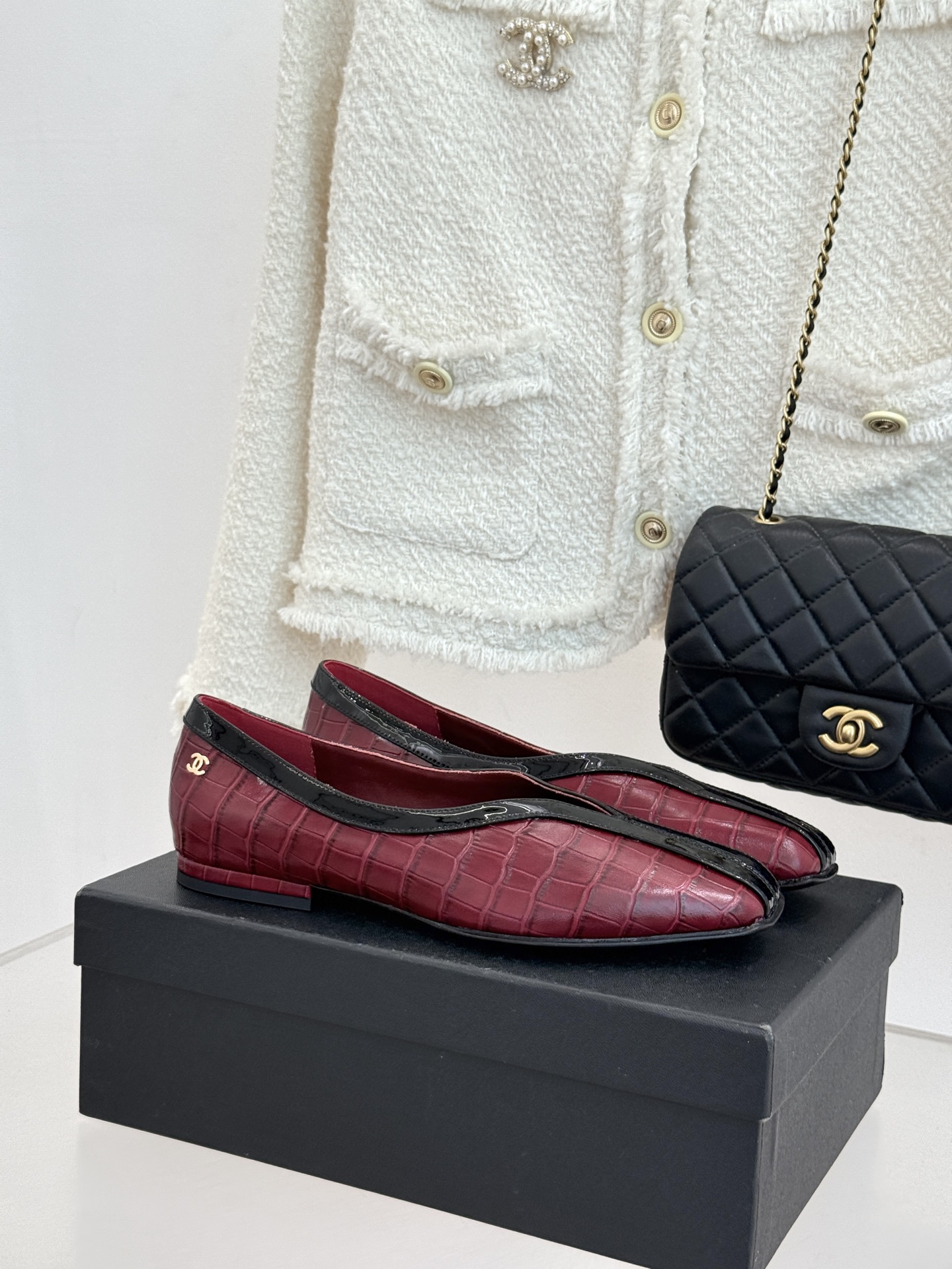 CHANE*｜小香26P小双C鳄鱼纹拼色V口方头平底单鞋以极简轮廓藏奢美细节。鳄鱼纹牛皮自带复古肌理漆皮