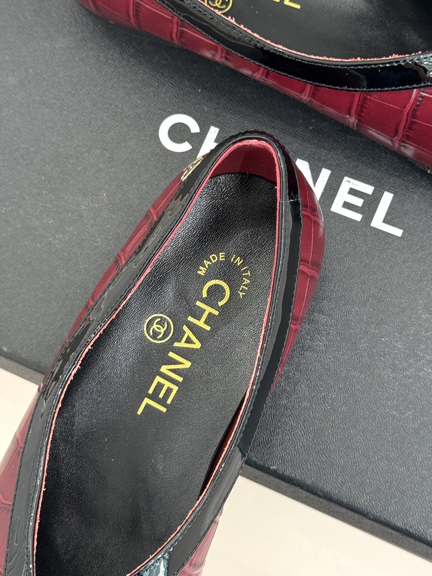 CHANE*｜小香26P小双C鳄鱼纹拼色V口方头平底单鞋以极简轮廓藏奢美细节。鳄鱼纹牛皮自带复古肌理漆皮