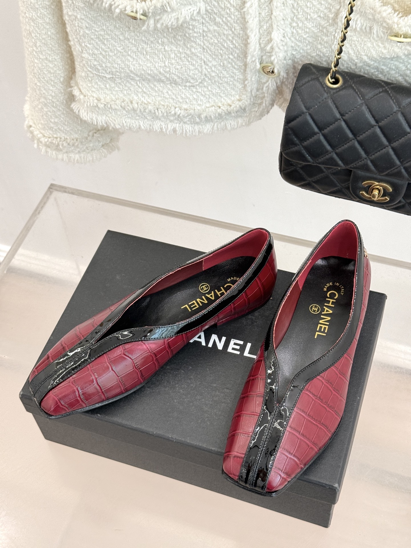 CHANE*｜小香26P小双C鳄鱼纹拼色V口方头平底单鞋以极简轮廓藏奢美细节。鳄鱼纹牛皮自带复古肌理漆皮