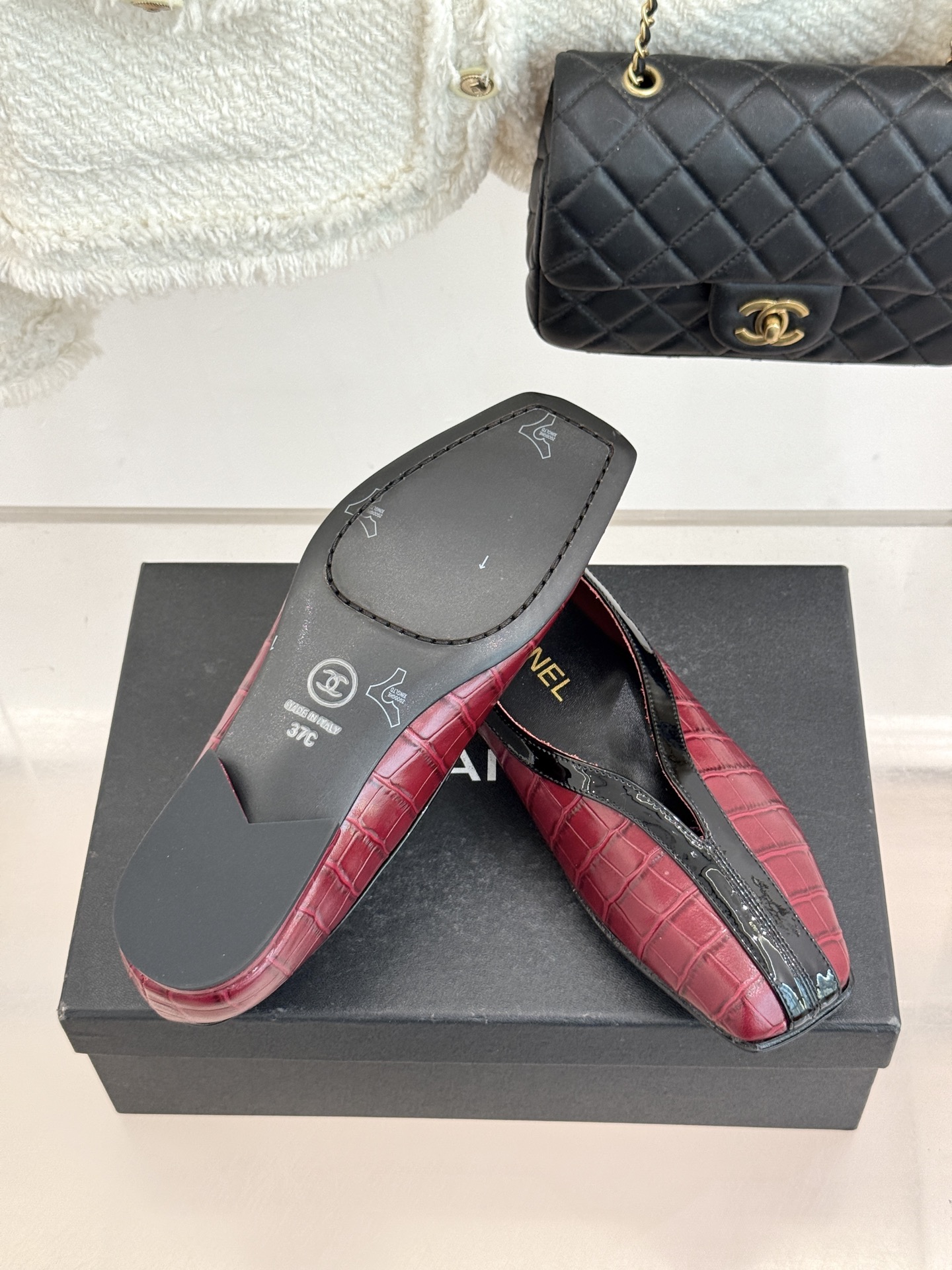 CHANE*｜小香26P小双C鳄鱼纹拼色V口方头平底单鞋以极简轮廓藏奢美细节。鳄鱼纹牛皮自带复古肌理漆皮