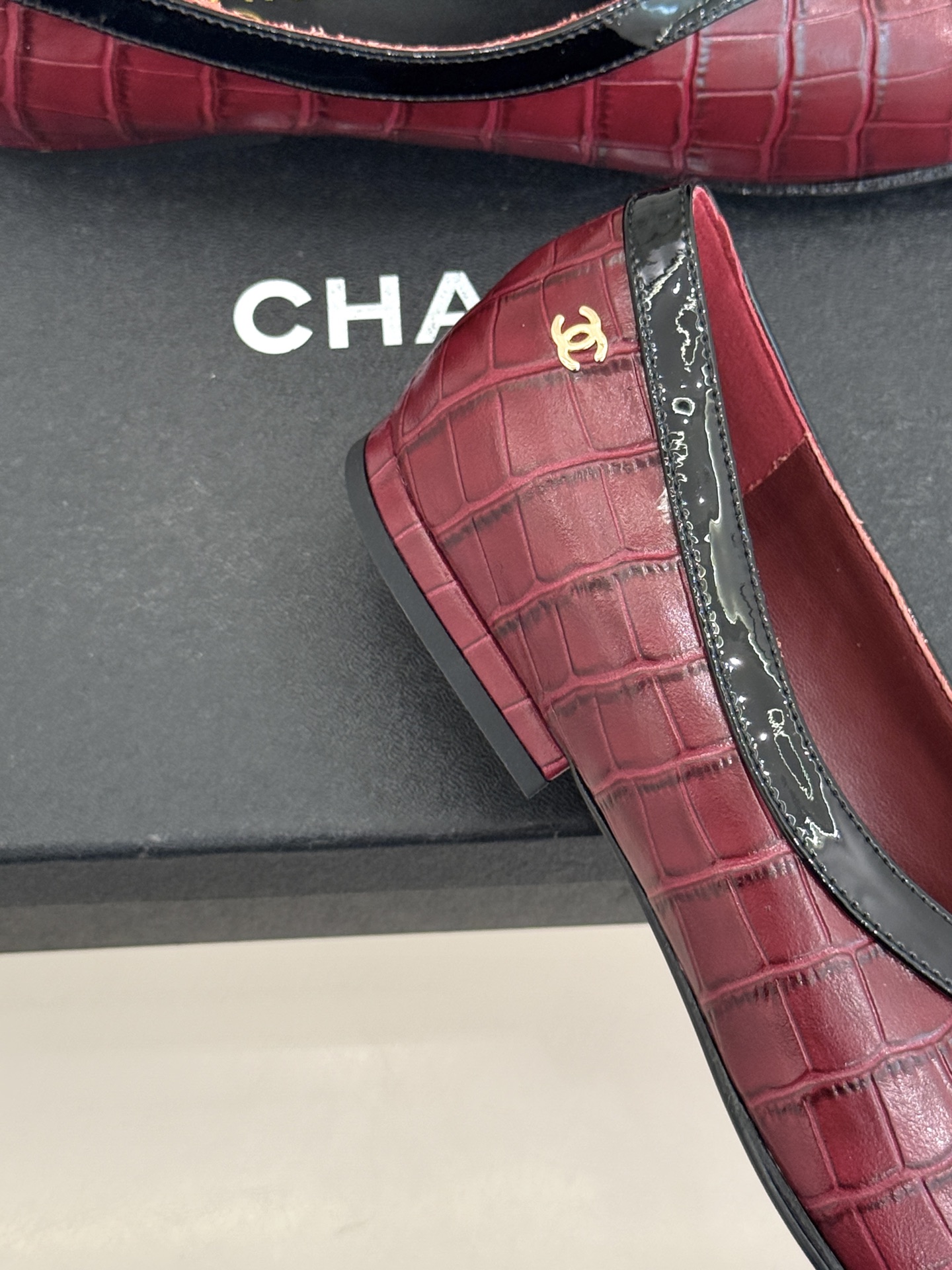 CHANE*｜小香26P小双C鳄鱼纹拼色V口方头平底单鞋以极简轮廓藏奢美细节。鳄鱼纹牛皮自带复古肌理漆皮