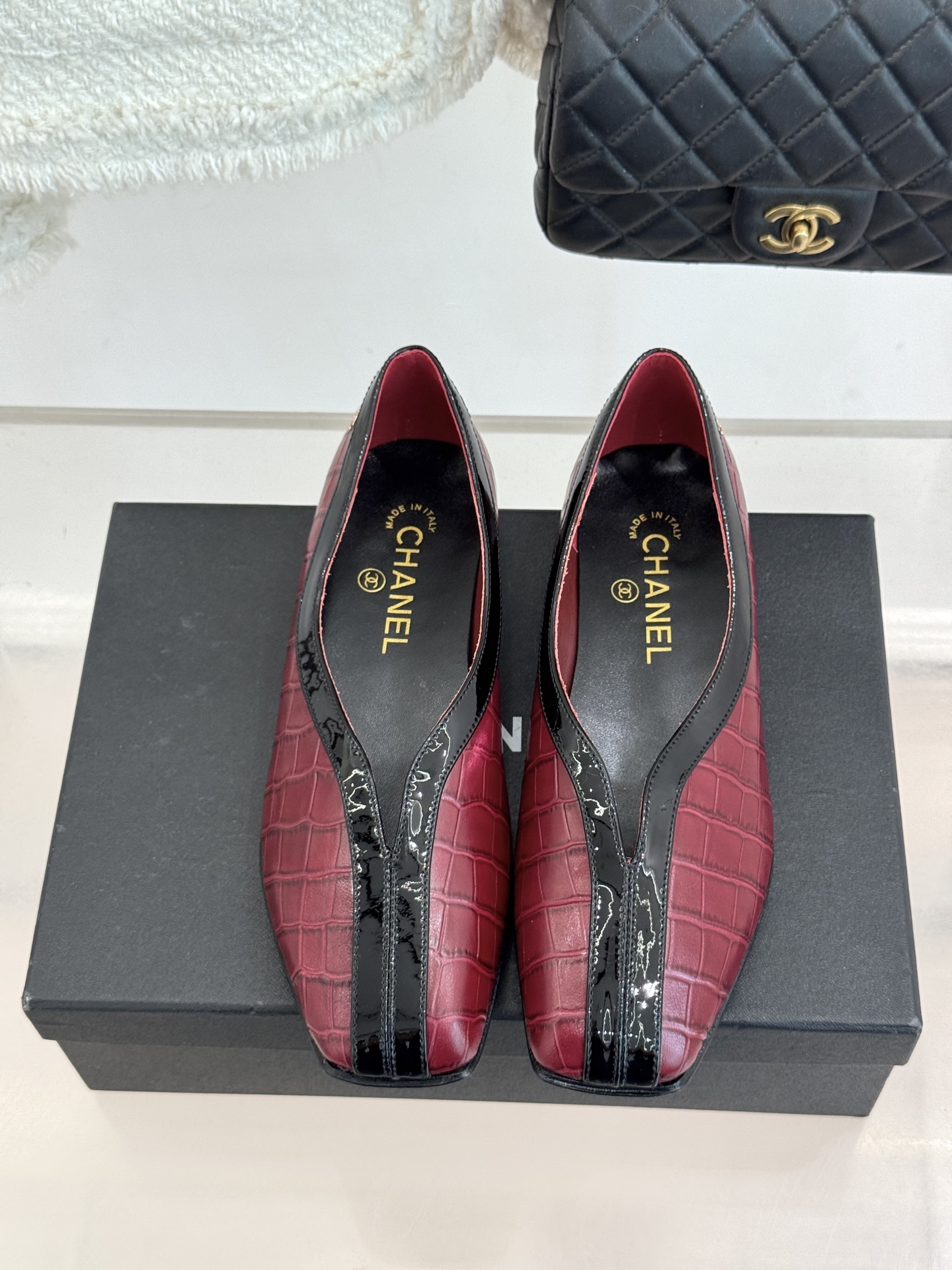 CHANE*｜小香26P小双C鳄鱼纹拼色V口方头平底单鞋以极简轮廓藏奢美细节。鳄鱼纹牛皮自带复古肌理漆皮