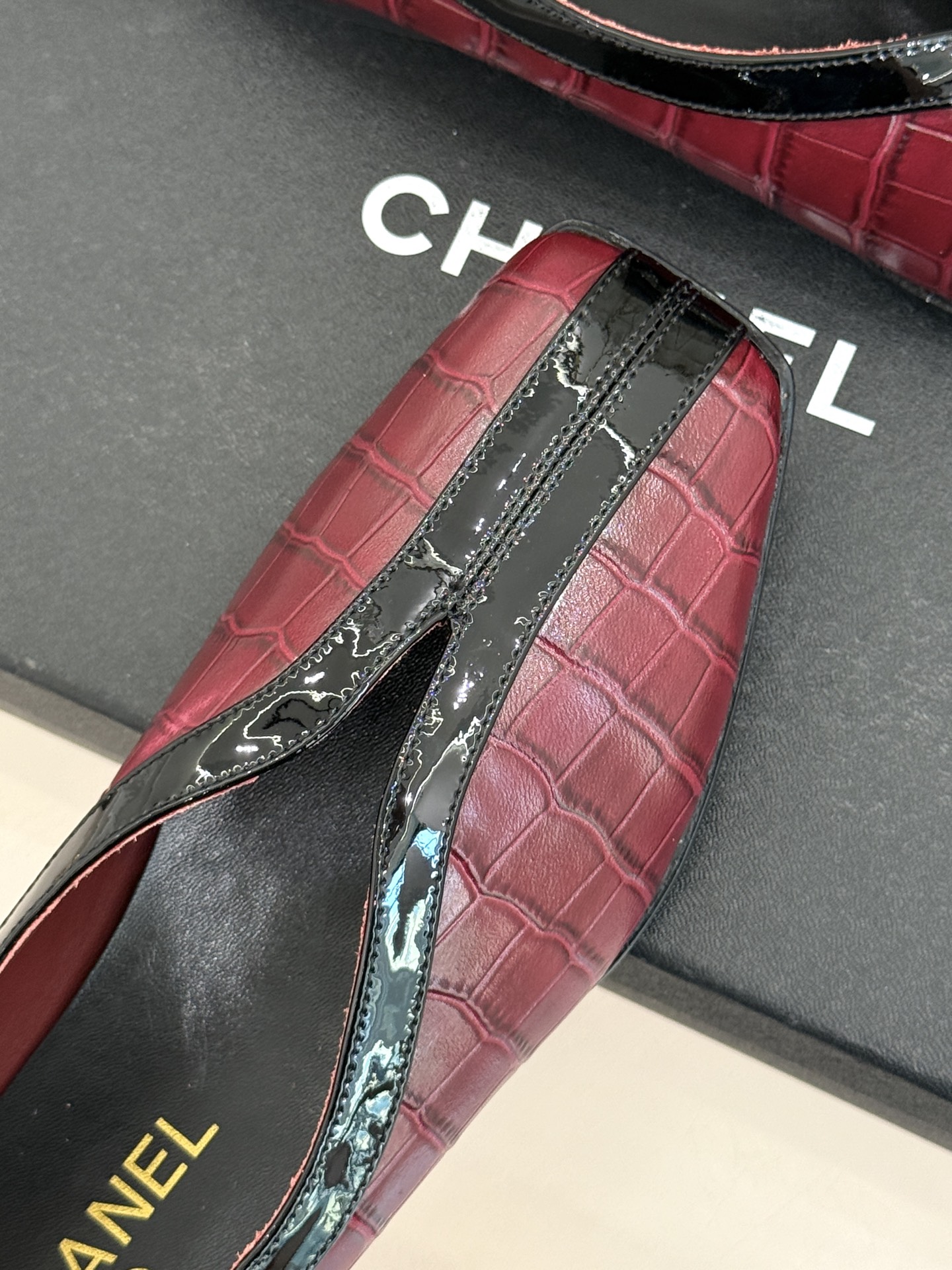 CHANE*｜小香26P小双C鳄鱼纹拼色V口方头平底单鞋以极简轮廓藏奢美细节。鳄鱼纹牛皮自带复古肌理漆皮