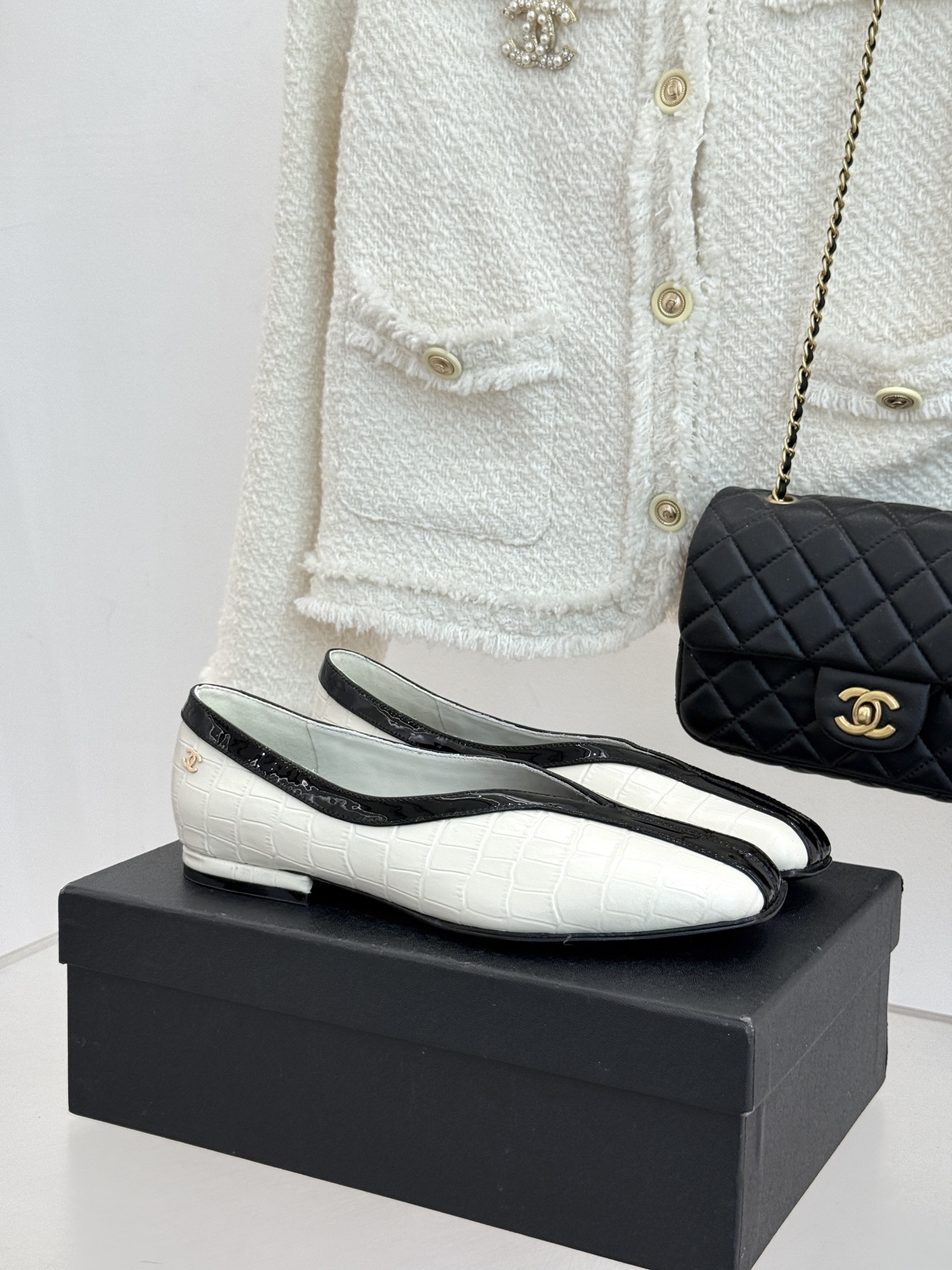 CHANE*｜小香26P小双C鳄鱼纹拼色V口方头平底单鞋以极简轮廓藏奢美细节。鳄鱼纹牛皮自带复古肌理漆皮