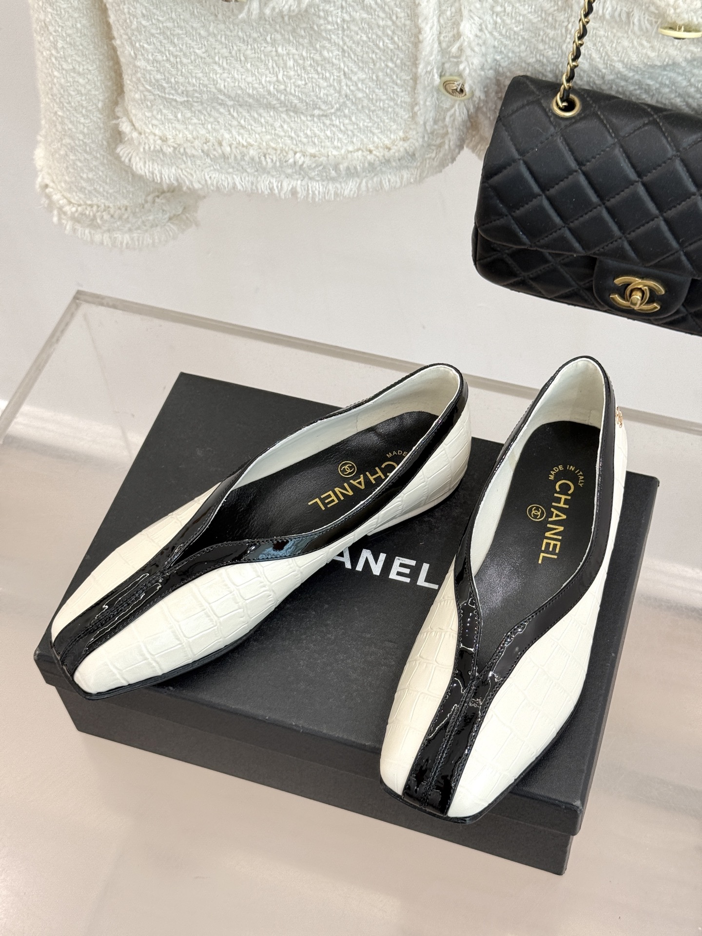 CHANE*｜小香26P小双C鳄鱼纹拼色V口方头平底单鞋以极简轮廓藏奢美细节。鳄鱼纹牛皮自带复古肌理漆皮