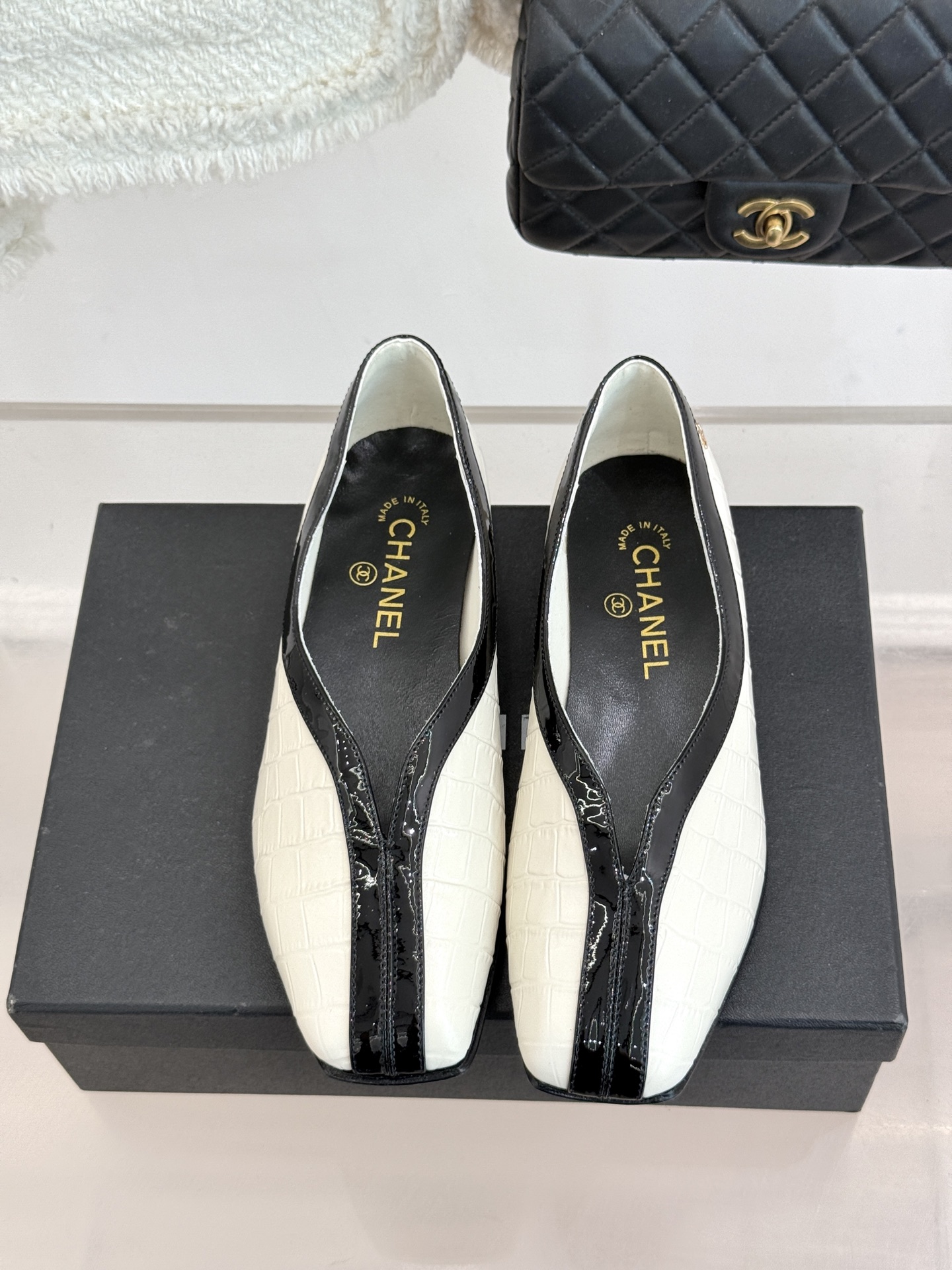 CHANE*｜小香26P小双C鳄鱼纹拼色V口方头平底单鞋以极简轮廓藏奢美细节。鳄鱼纹牛皮自带复古肌理漆皮