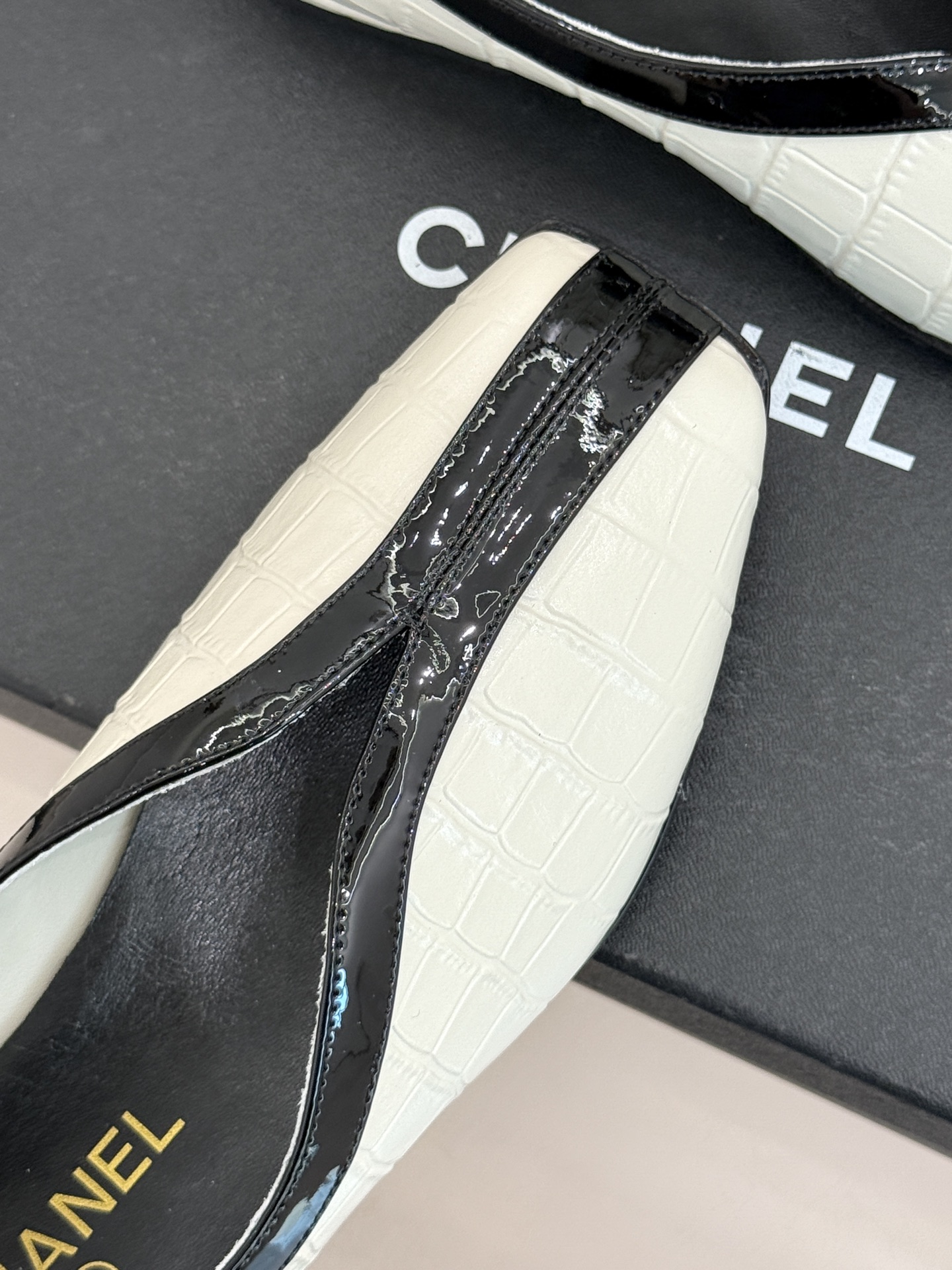 CHANE*｜小香26P小双C鳄鱼纹拼色V口方头平底单鞋以极简轮廓藏奢美细节。鳄鱼纹牛皮自带复古肌理漆皮