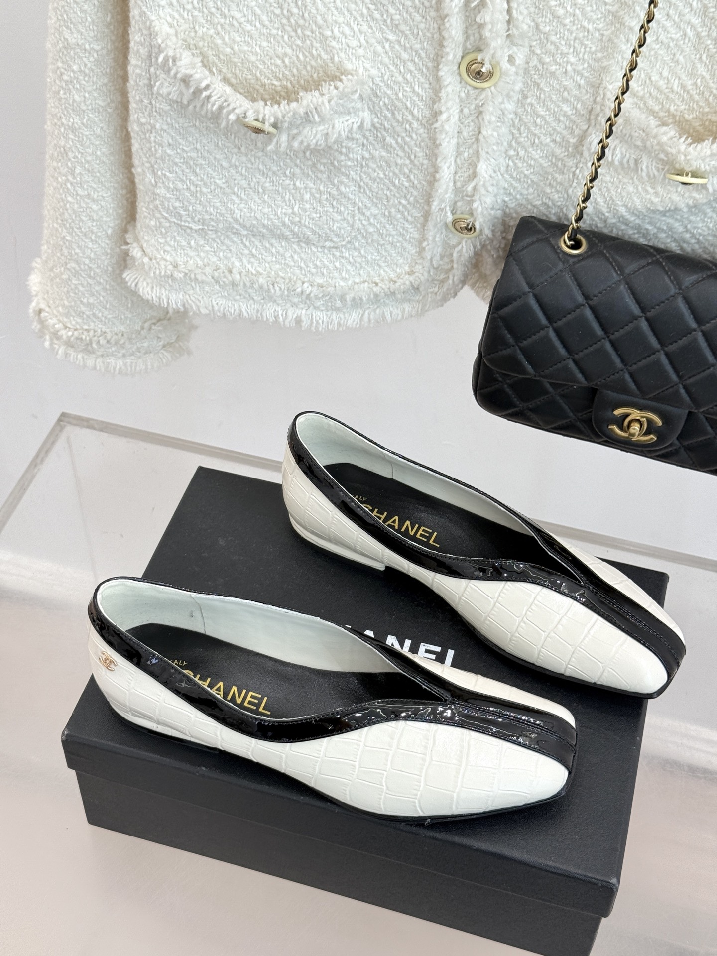 CHANE*｜小香26P小双C鳄鱼纹拼色V口方头平底单鞋以极简轮廓藏奢美细节。鳄鱼纹牛皮自带复古肌理漆皮