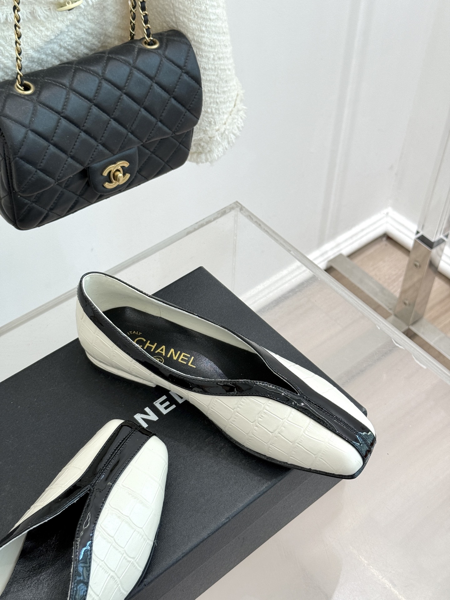 CHANE*｜小香26P小双C鳄鱼纹拼色V口方头平底单鞋以极简轮廓藏奢美细节。鳄鱼纹牛皮自带复古肌理漆皮