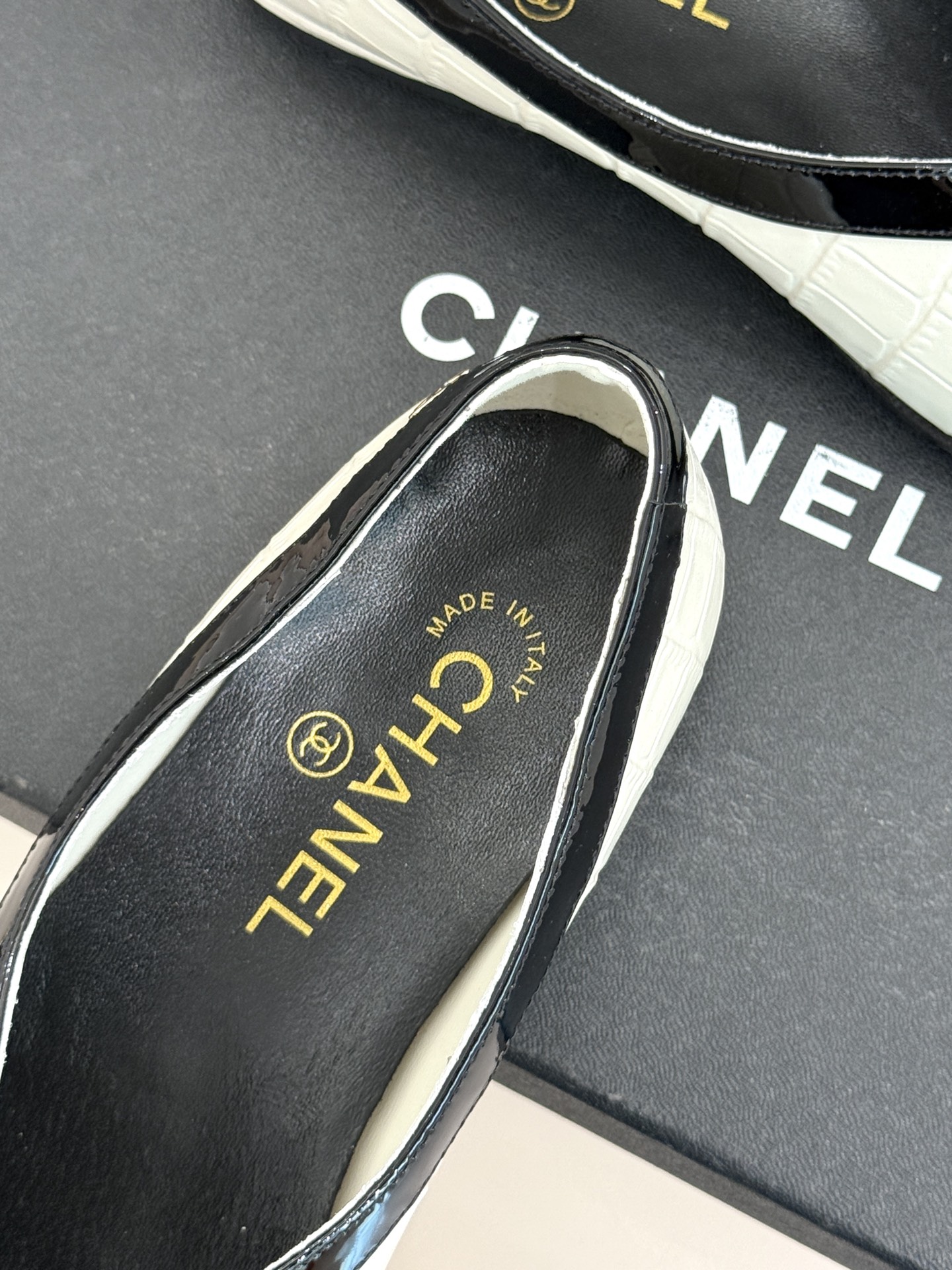 CHANE*｜小香26P小双C鳄鱼纹拼色V口方头平底单鞋以极简轮廓藏奢美细节。鳄鱼纹牛皮自带复古肌理漆皮