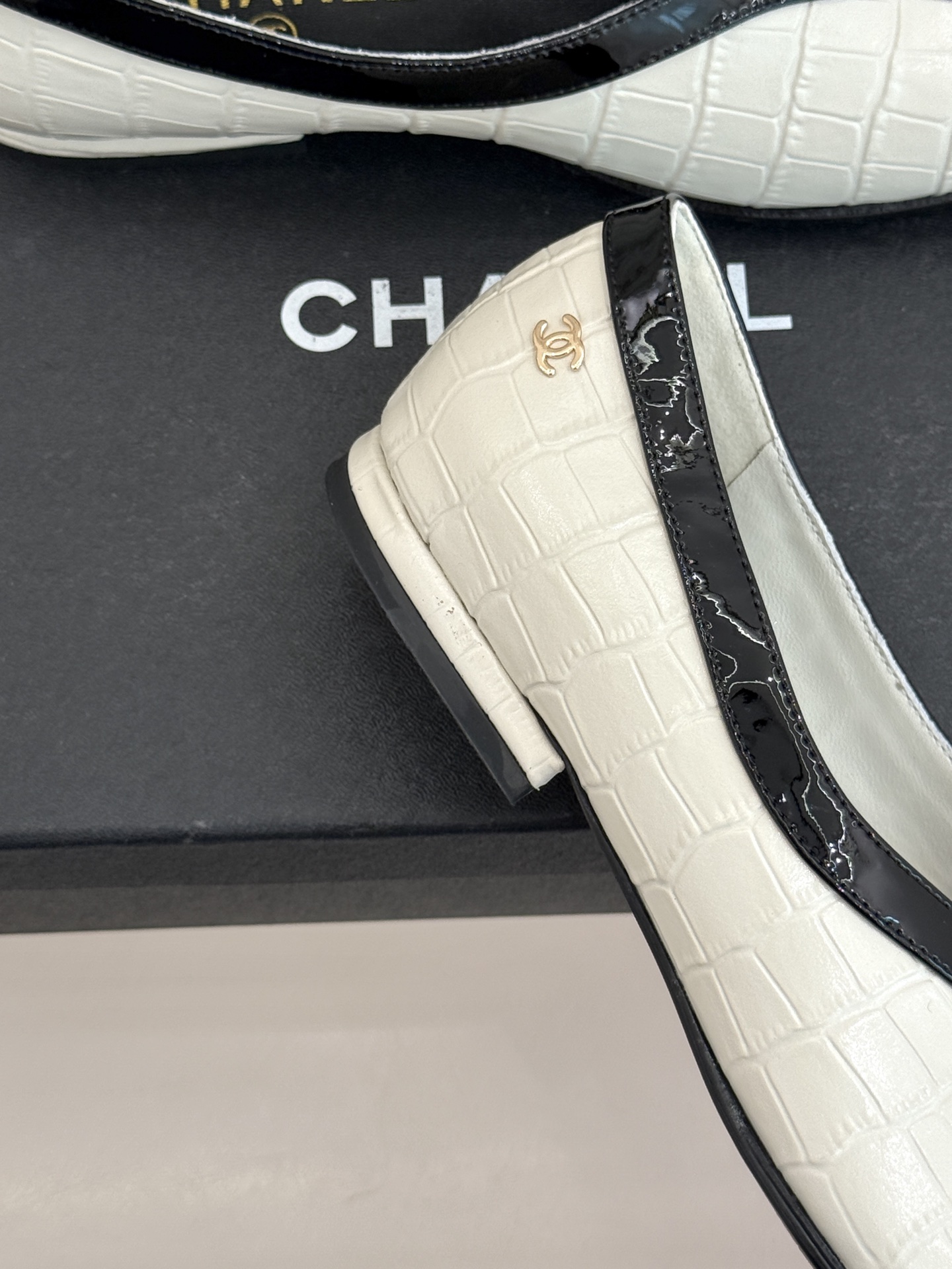 CHANE*｜小香26P小双C鳄鱼纹拼色V口方头平底单鞋以极简轮廓藏奢美细节。鳄鱼纹牛皮自带复古肌理漆皮