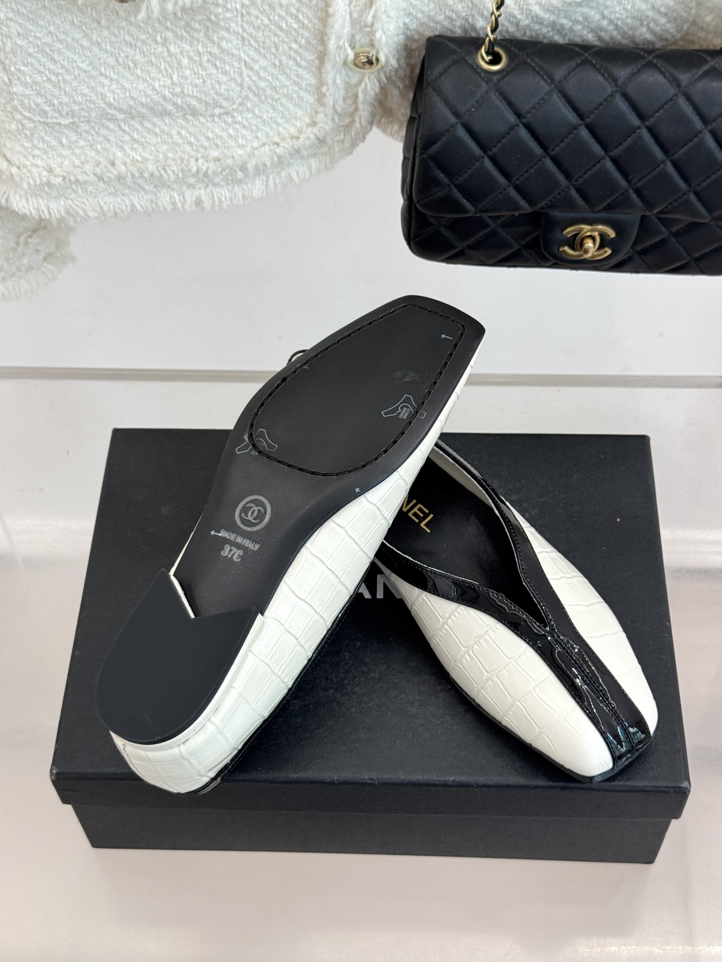 CHANE*｜小香26P小双C鳄鱼纹拼色V口方头平底单鞋以极简轮廓藏奢美细节。鳄鱼纹牛皮自带复古肌理漆皮