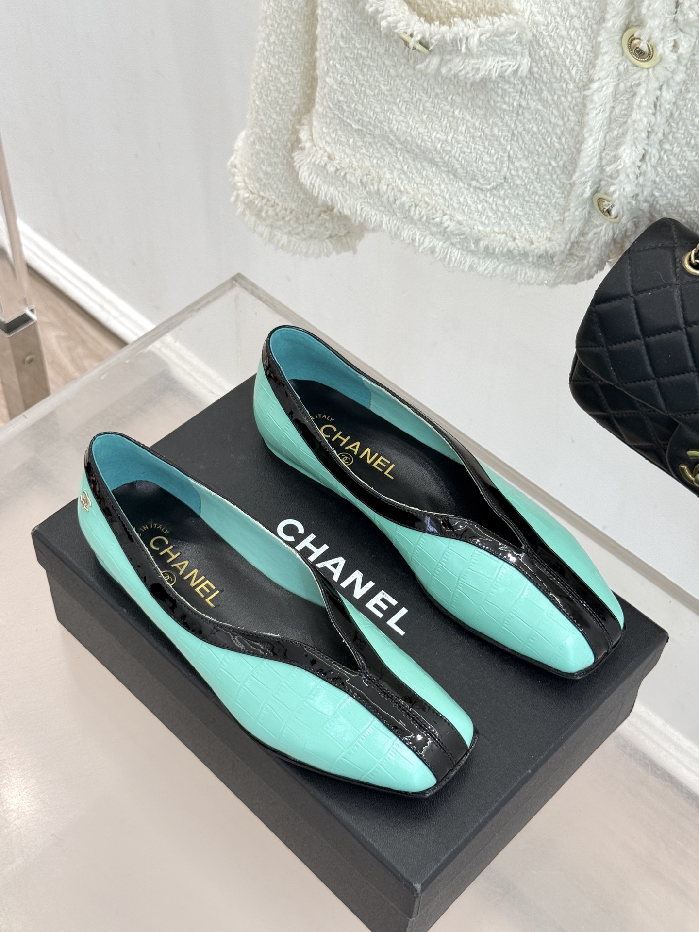 CHANE*｜小香26P小双C鳄鱼纹拼色V口方头平底单鞋以极简轮廓藏奢美细节。鳄鱼纹牛皮自带复古肌理漆皮