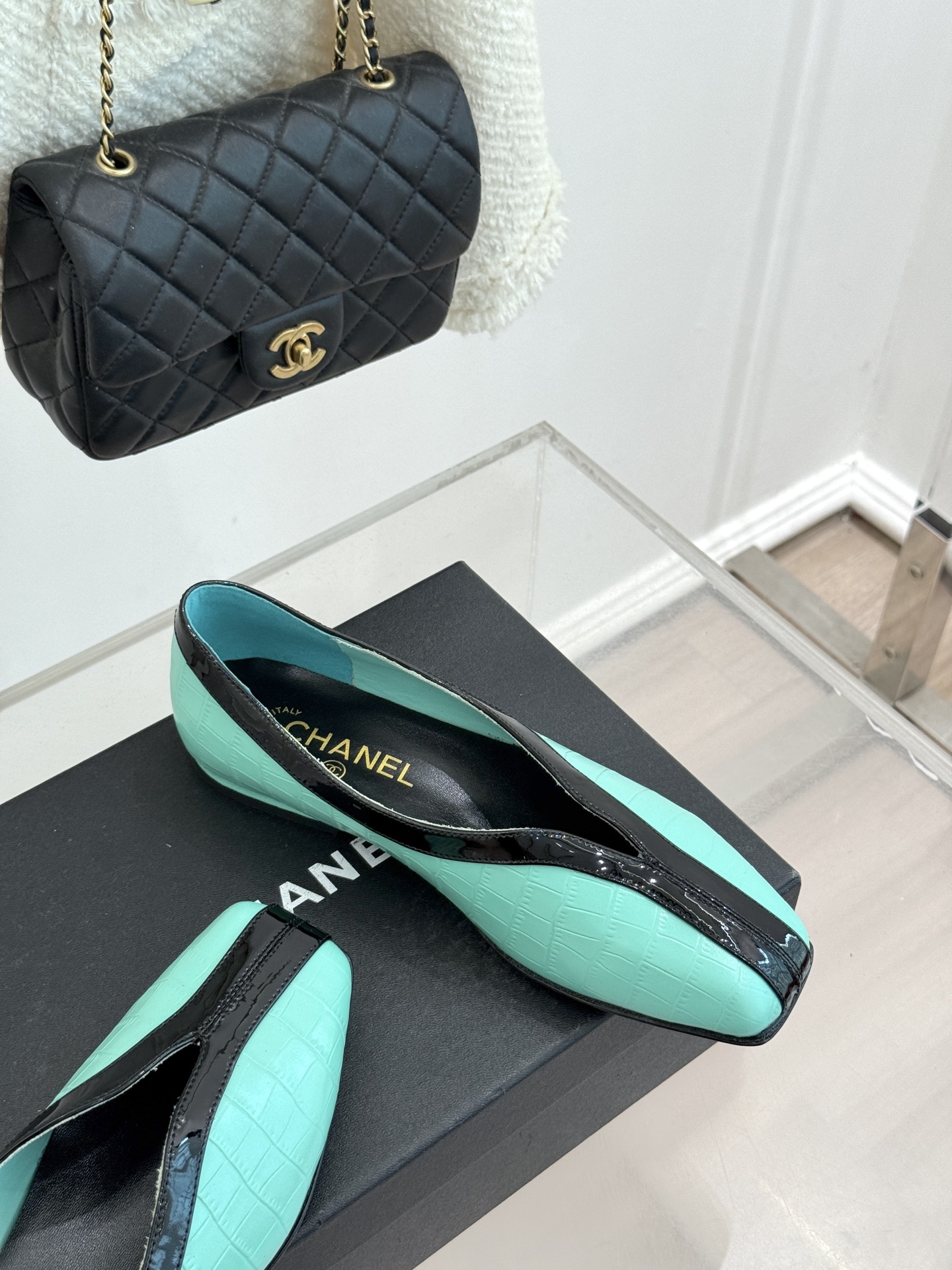 CHANE*｜小香26P小双C鳄鱼纹拼色V口方头平底单鞋以极简轮廓藏奢美细节。鳄鱼纹牛皮自带复古肌理漆皮