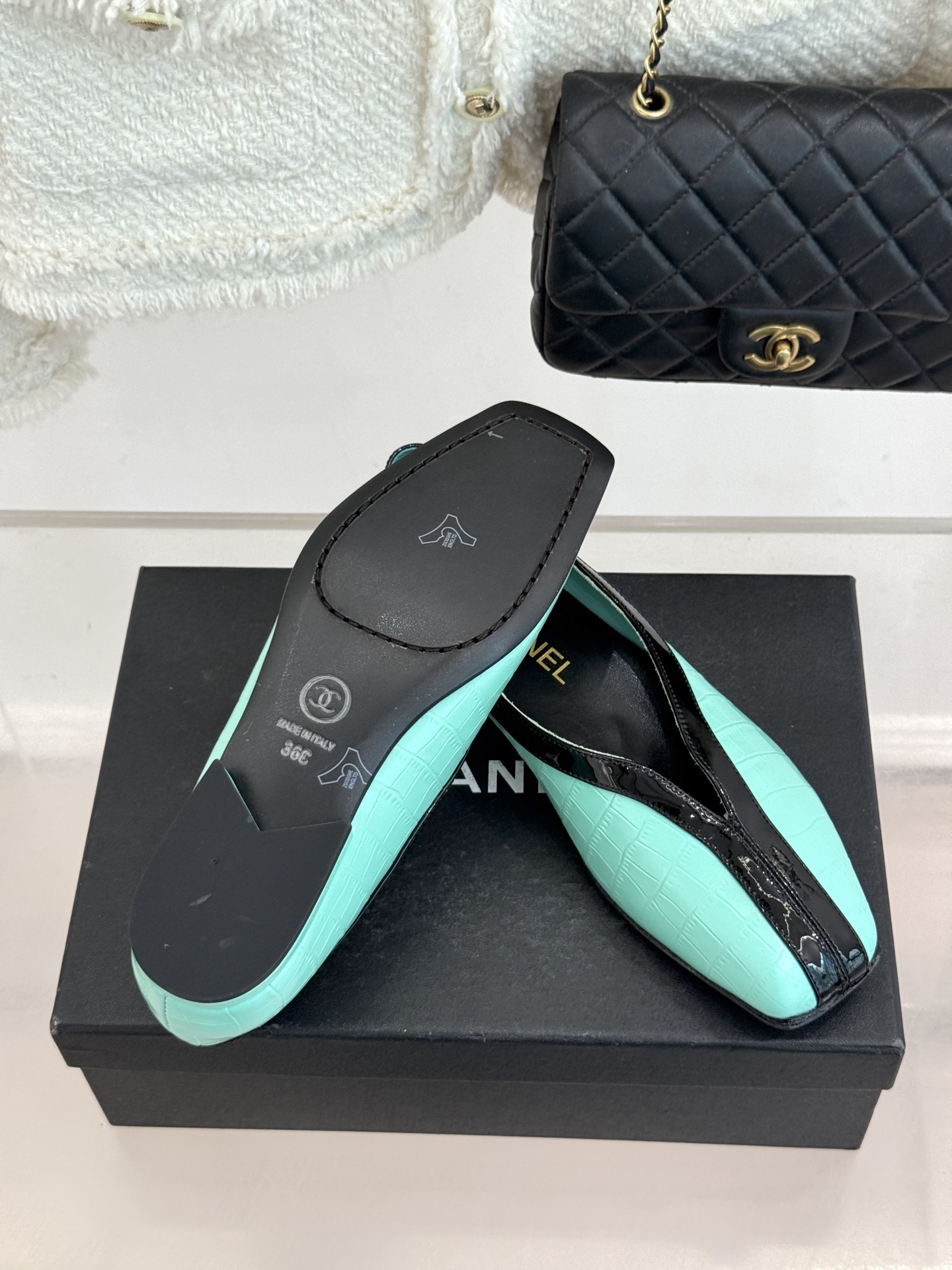 CHANE*｜小香26P小双C鳄鱼纹拼色V口方头平底单鞋以极简轮廓藏奢美细节。鳄鱼纹牛皮自带复古肌理漆皮