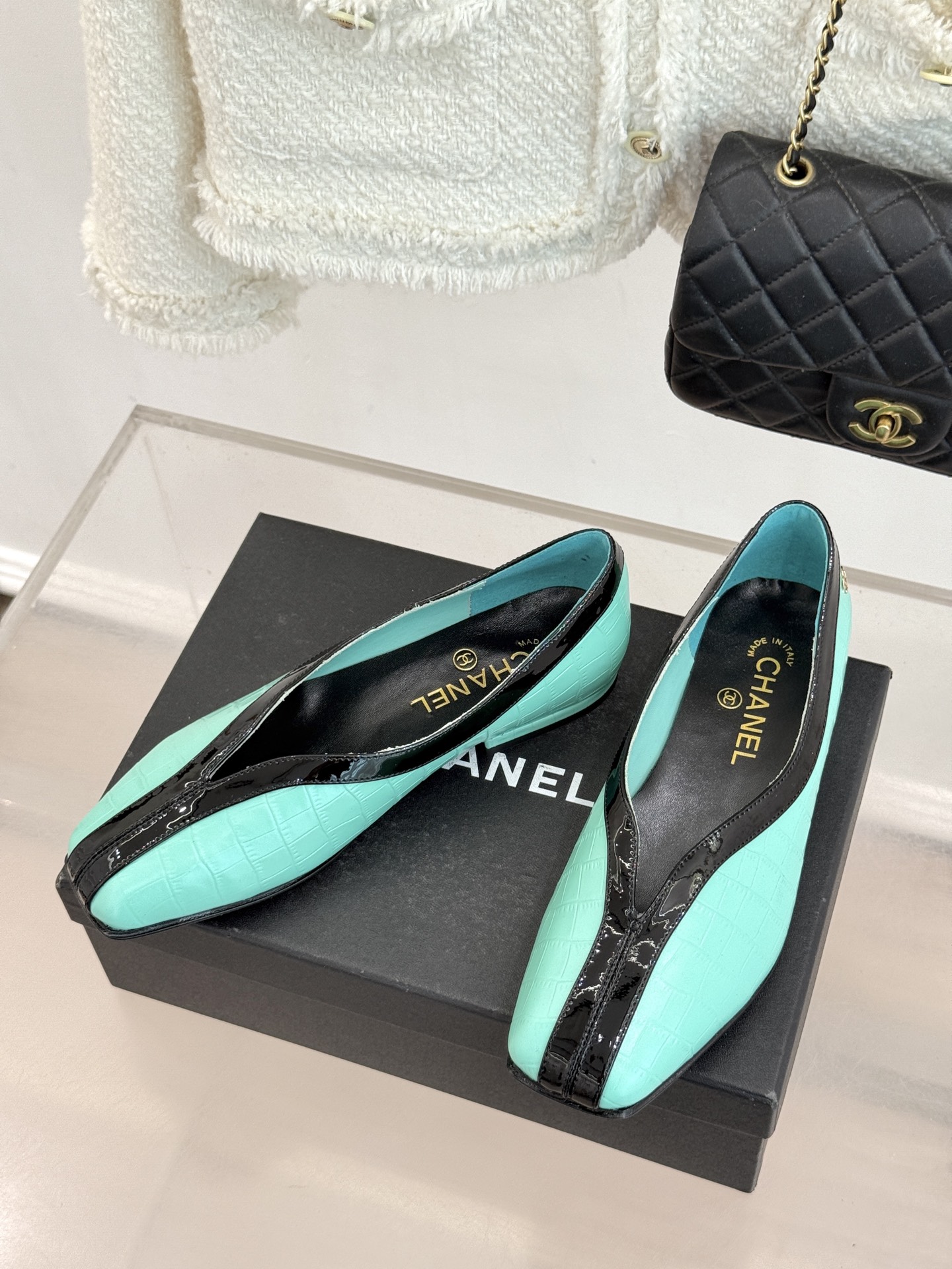 CHANE*｜小香26P小双C鳄鱼纹拼色V口方头平底单鞋以极简轮廓藏奢美细节。鳄鱼纹牛皮自带复古肌理漆皮