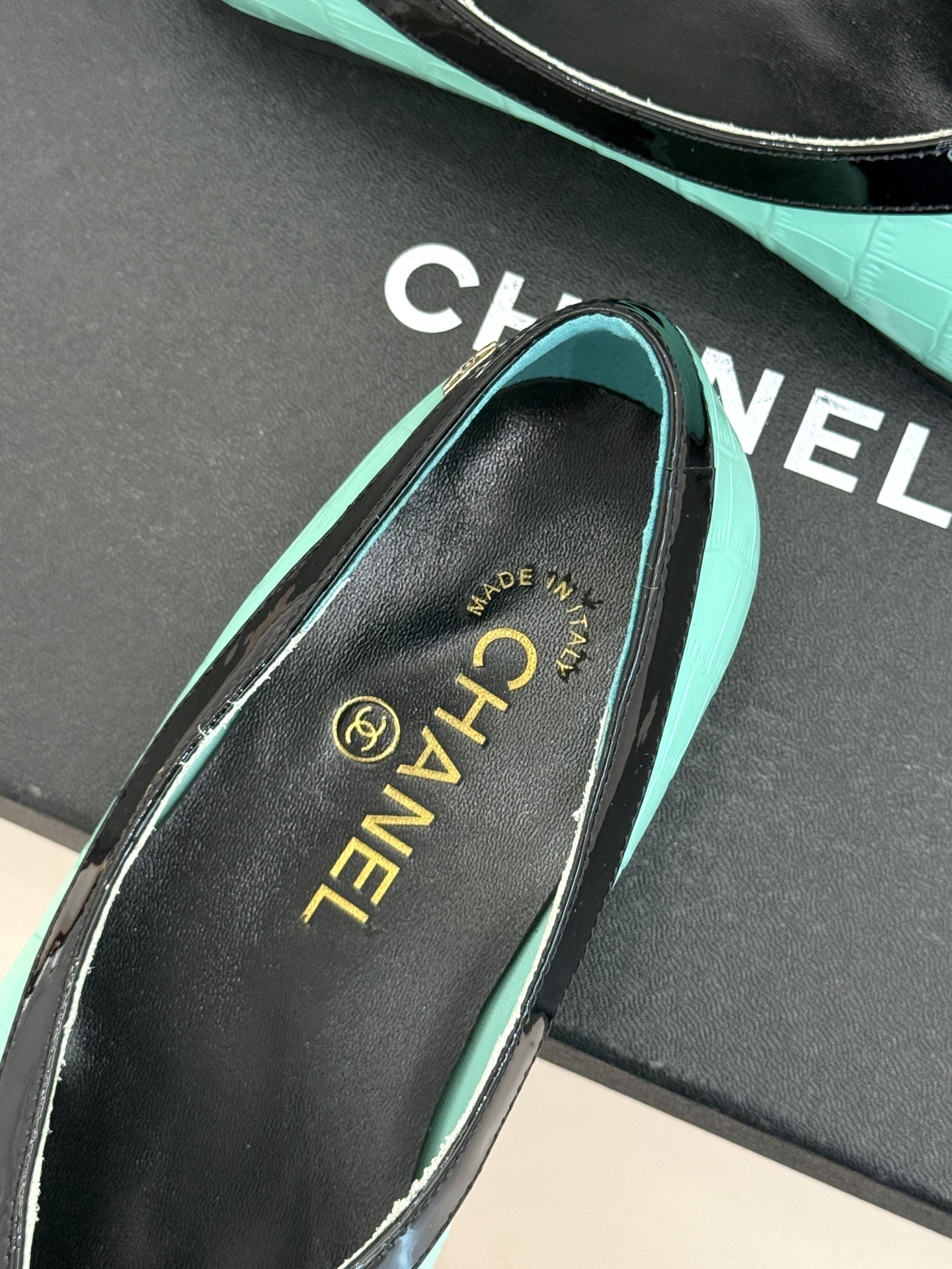 CHANE*｜小香26P小双C鳄鱼纹拼色V口方头平底单鞋以极简轮廓藏奢美细节。鳄鱼纹牛皮自带复古肌理漆皮