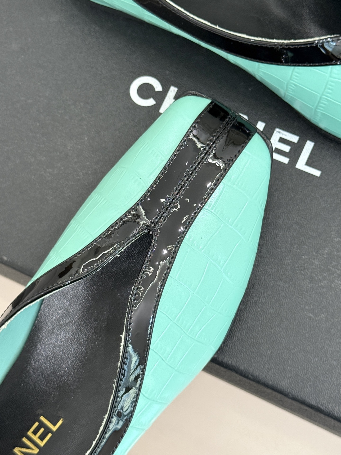 CHANE*｜小香26P小双C鳄鱼纹拼色V口方头平底单鞋以极简轮廓藏奢美细节。鳄鱼纹牛皮自带复古肌理漆皮