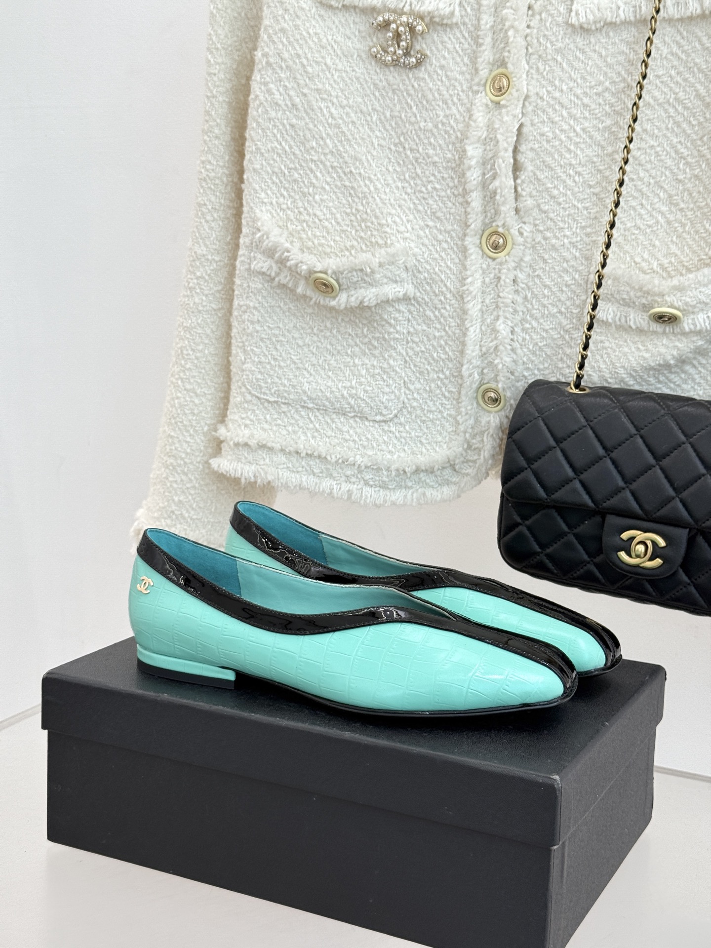 CHANE*｜小香26P小双C鳄鱼纹拼色V口方头平底单鞋以极简轮廓藏奢美细节。鳄鱼纹牛皮自带复古肌理漆皮