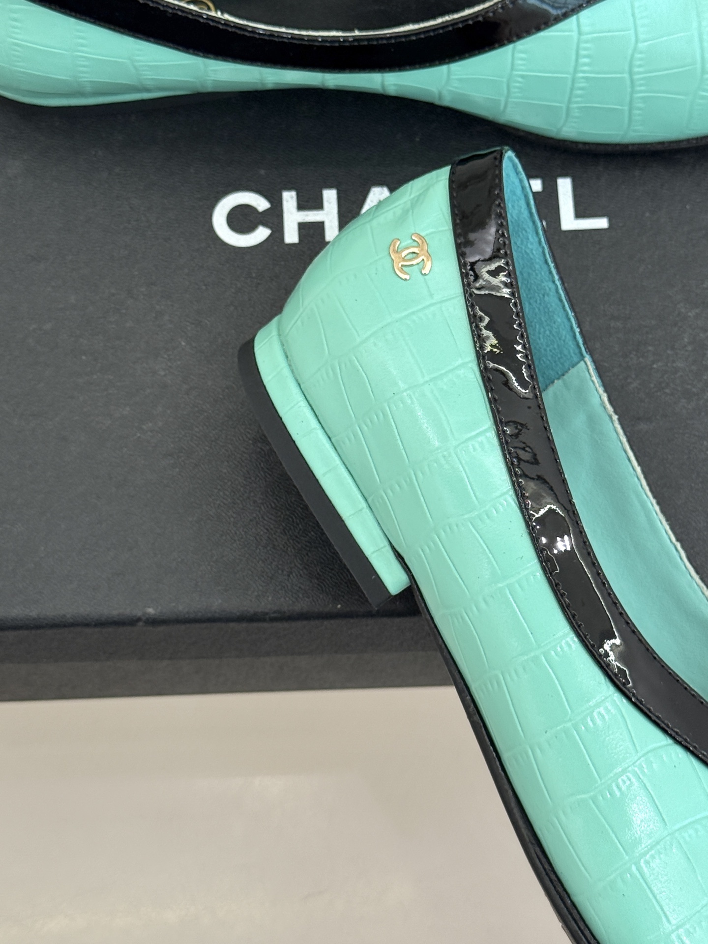 CHANE*｜小香26P小双C鳄鱼纹拼色V口方头平底单鞋以极简轮廓藏奢美细节。鳄鱼纹牛皮自带复古肌理漆皮