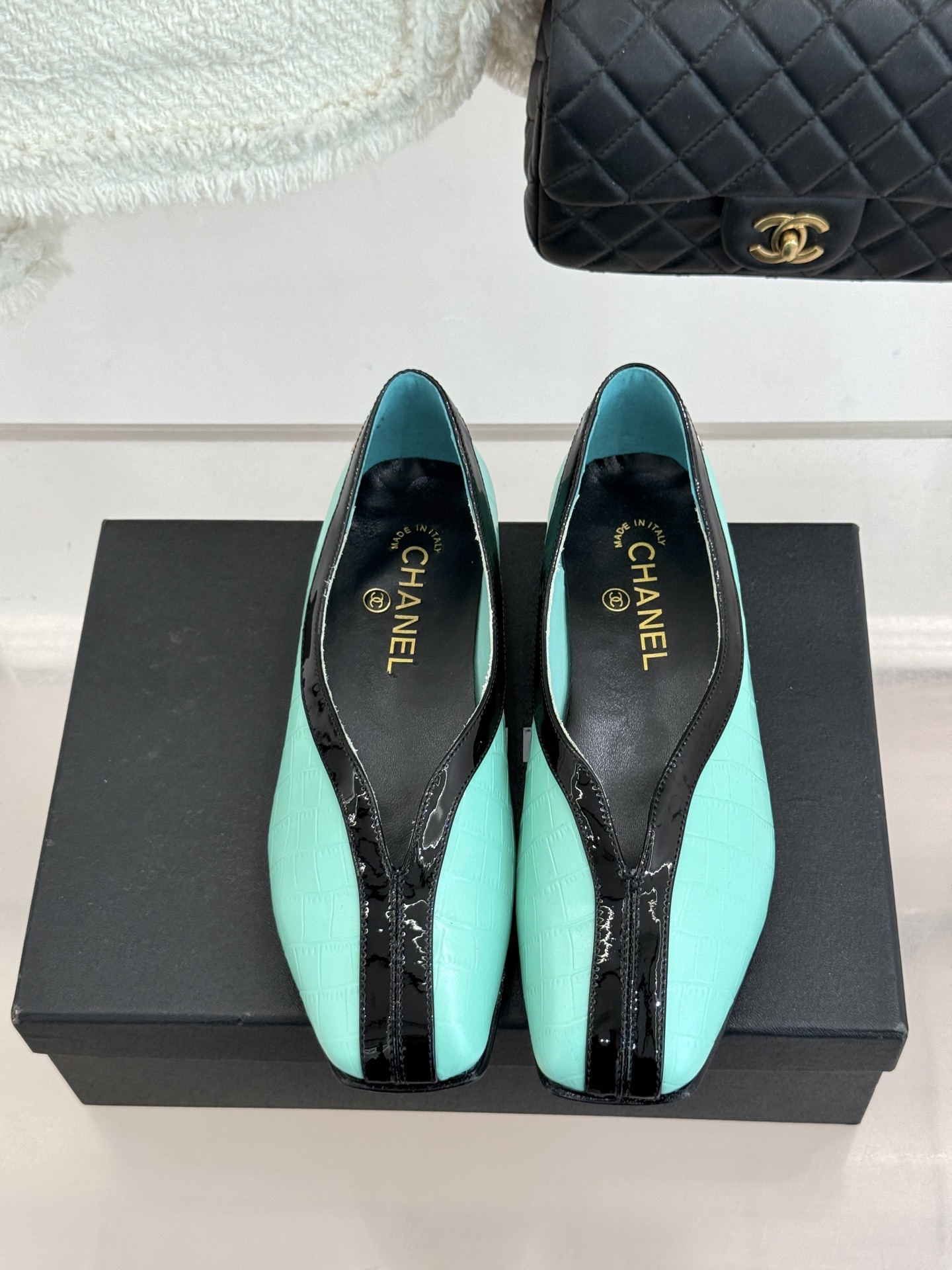 CHANE*｜小香26P小双C鳄鱼纹拼色V口方头平底单鞋以极简轮廓藏奢美细节。鳄鱼纹牛皮自带复古肌理漆皮