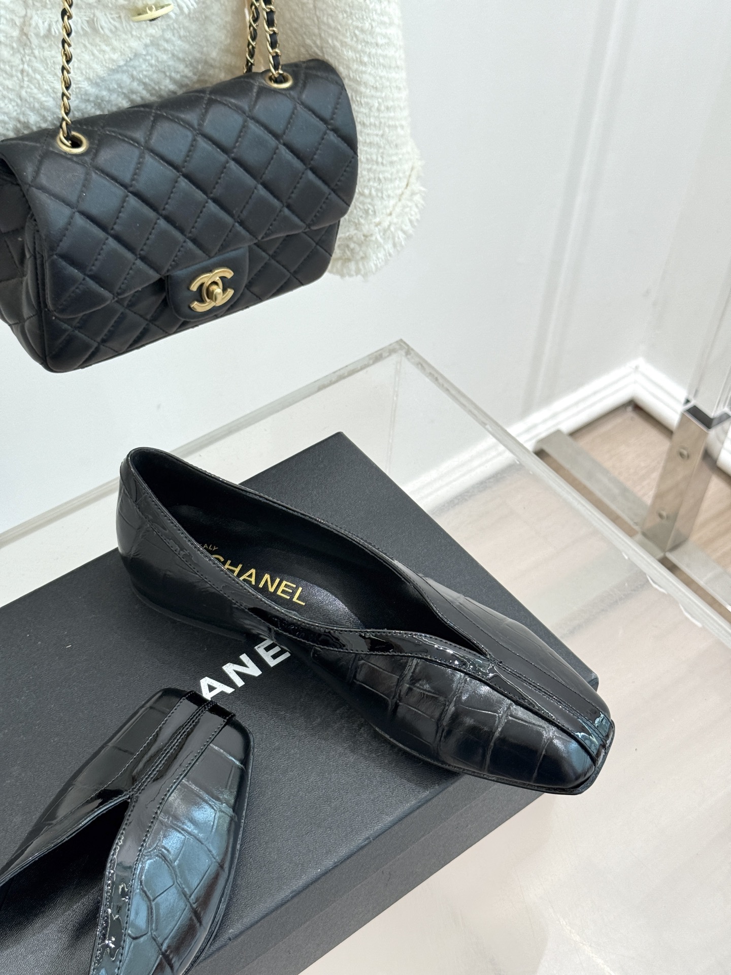 CHANE*｜小香26P小双C鳄鱼纹拼色V口方头平底单鞋以极简轮廓藏奢美细节。鳄鱼纹牛皮自带复古肌理漆皮