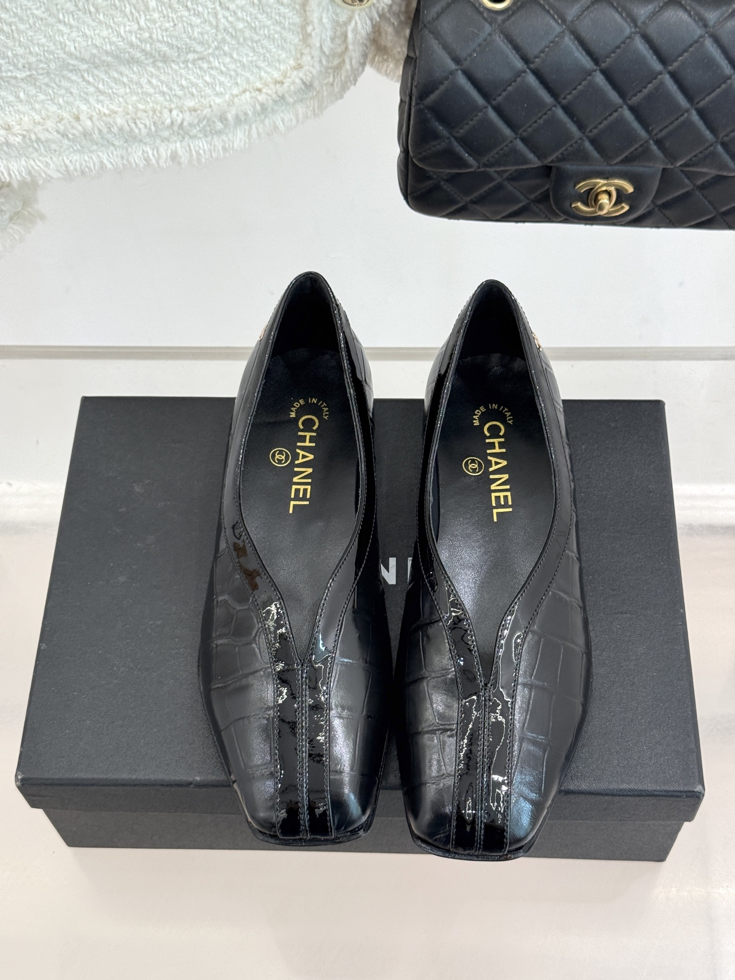 CHANE*｜小香26P小双C鳄鱼纹拼色V口方头平底单鞋以极简轮廓藏奢美细节。鳄鱼纹牛皮自带复古肌理漆皮